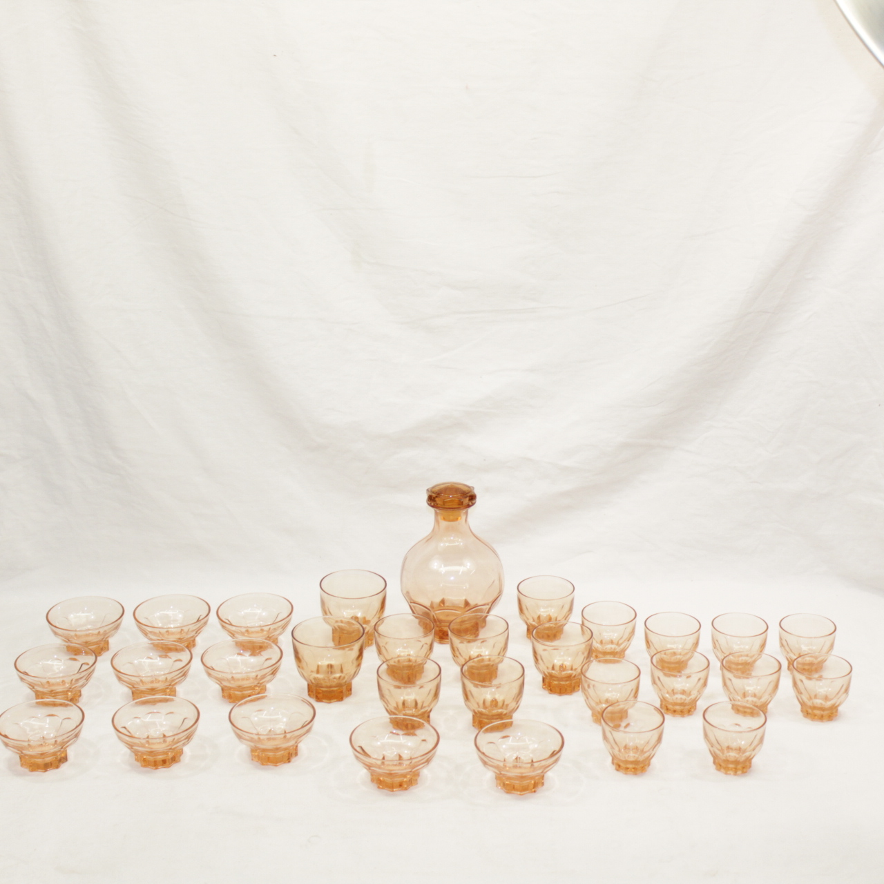 Acheter Ensemble vaisselles en verre rose Bon état - 16,00 € Ensemble vaisselles en verre rose Bon état reconditionné disponible sur Label Emmaüs
