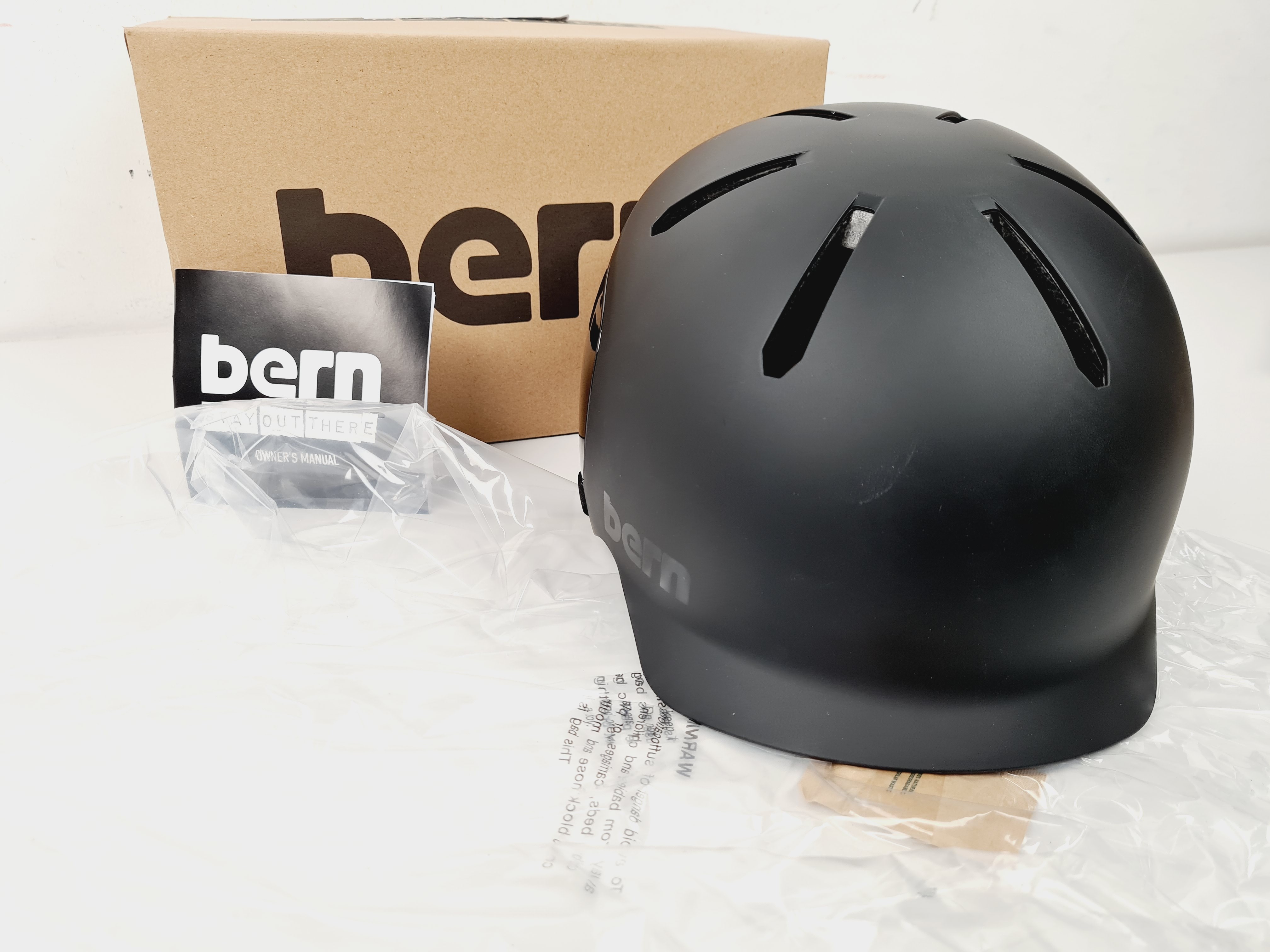 Voir photo 4 de Équipement vélo - Casque noir mat - Taille L - Unisexe - Bern Équipement vélo - Casque noir mat - Taille L - Unisexe - Bern Parfait état reconditionné photo 4