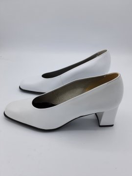 Acheter escarpin blanc talon carre de seconde main - 10,00 € escarpin blanc talon carre de seconde main reconditionné disponible sur Claquettes Market