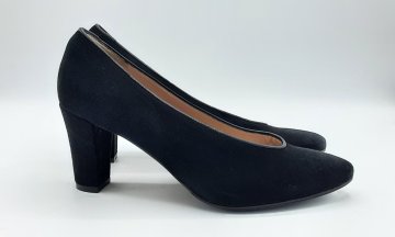 Escarpin noir en cuir nubuck de seconde main - 20,00 € Escarpin noir en cuir nubuck de seconde main reconditionné disponible sur Claquettes Market
