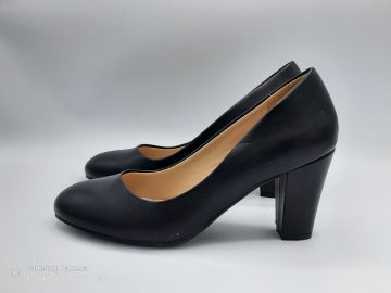 Acheter Escarpin noir LA HALLE T38 de seconde main - 10,00 € Escarpin noir LA HALLE T38 de seconde main reconditionné disponible sur Claquettes Market