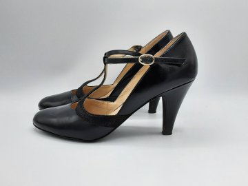 Escarpin style salomé cuir noir ANDRE T40 de seconde main - 20,00 € Escarpin style salomé cuir noir ANDRE T40 de seconde main N/A reconditionné disponible sur Claquettes Market