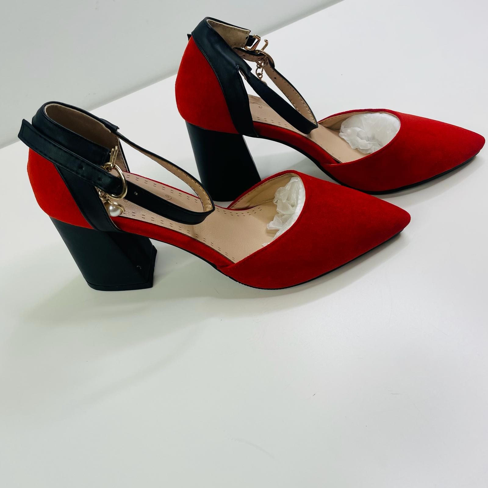 Acheter Escarpins à talons pour femmes Parfait état - 10,40 € Escarpins à talons pour femmes Parfait état reconditionné disponible sur Label Emmaüs