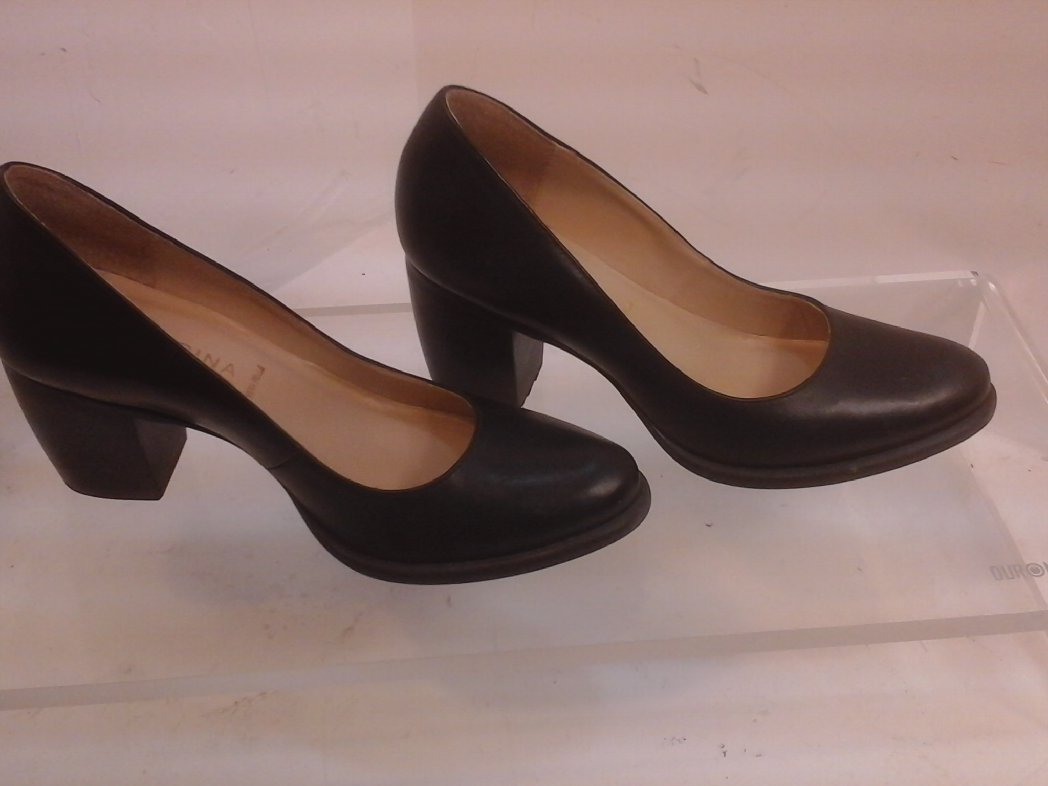 Voir photo 2 de Escarpins cuir noir San Marina P 36 Escarpins cuir noir San Marina P 36 Parfait état reconditionné photo 2