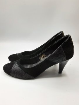 Escarpins noirs de seconde main Très bon état - 15,00 € Escarpins noirs de seconde main Très bon état N/A reconditionné disponible sur Claquettes Market