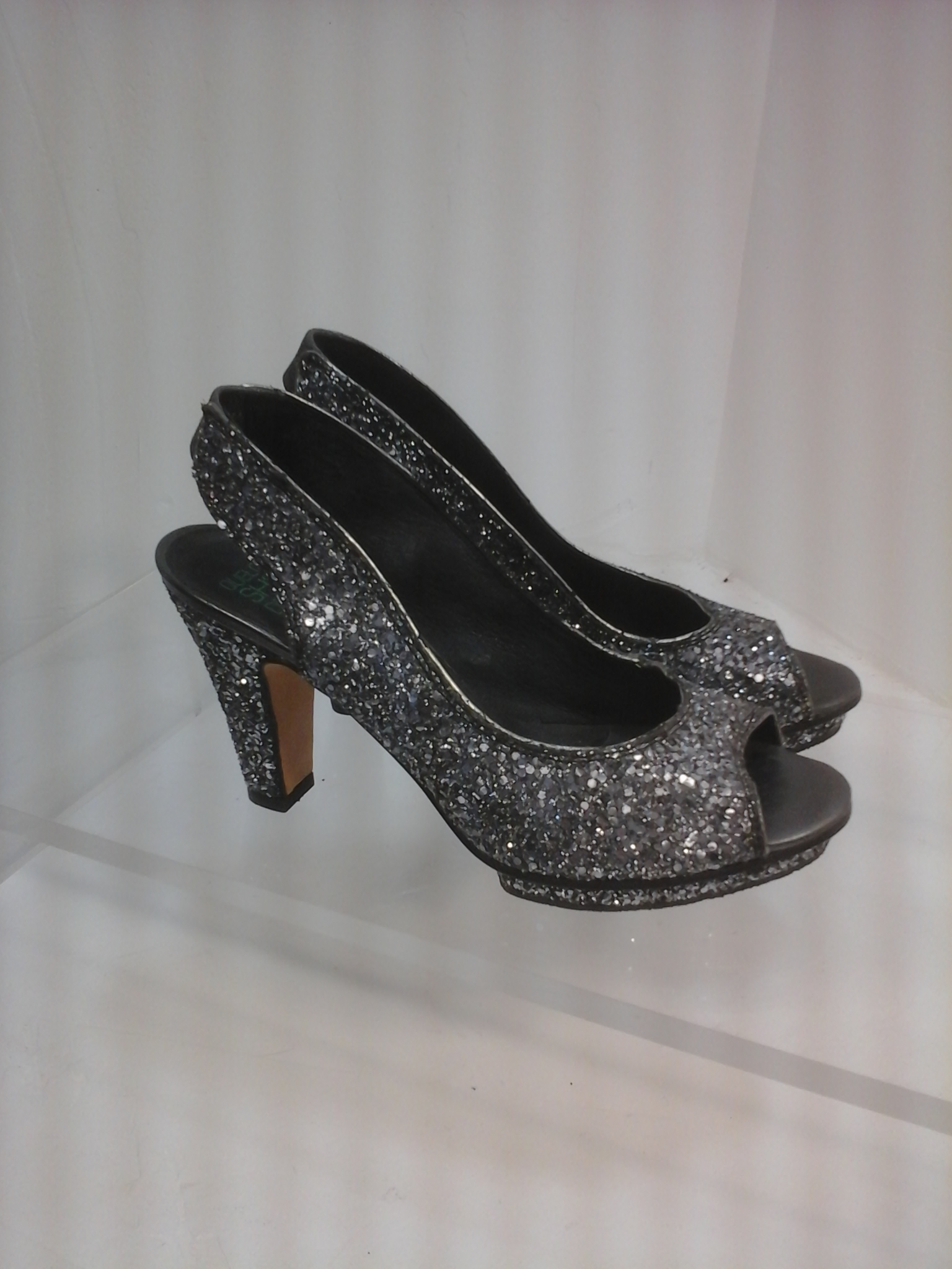 Voir photo 2 de Escarpins ouverts paillettes - Quelques Shoes de plus Escarpins ouverts paillettes - Quelques Shoes de plus Parfait état reconditionné photo 2