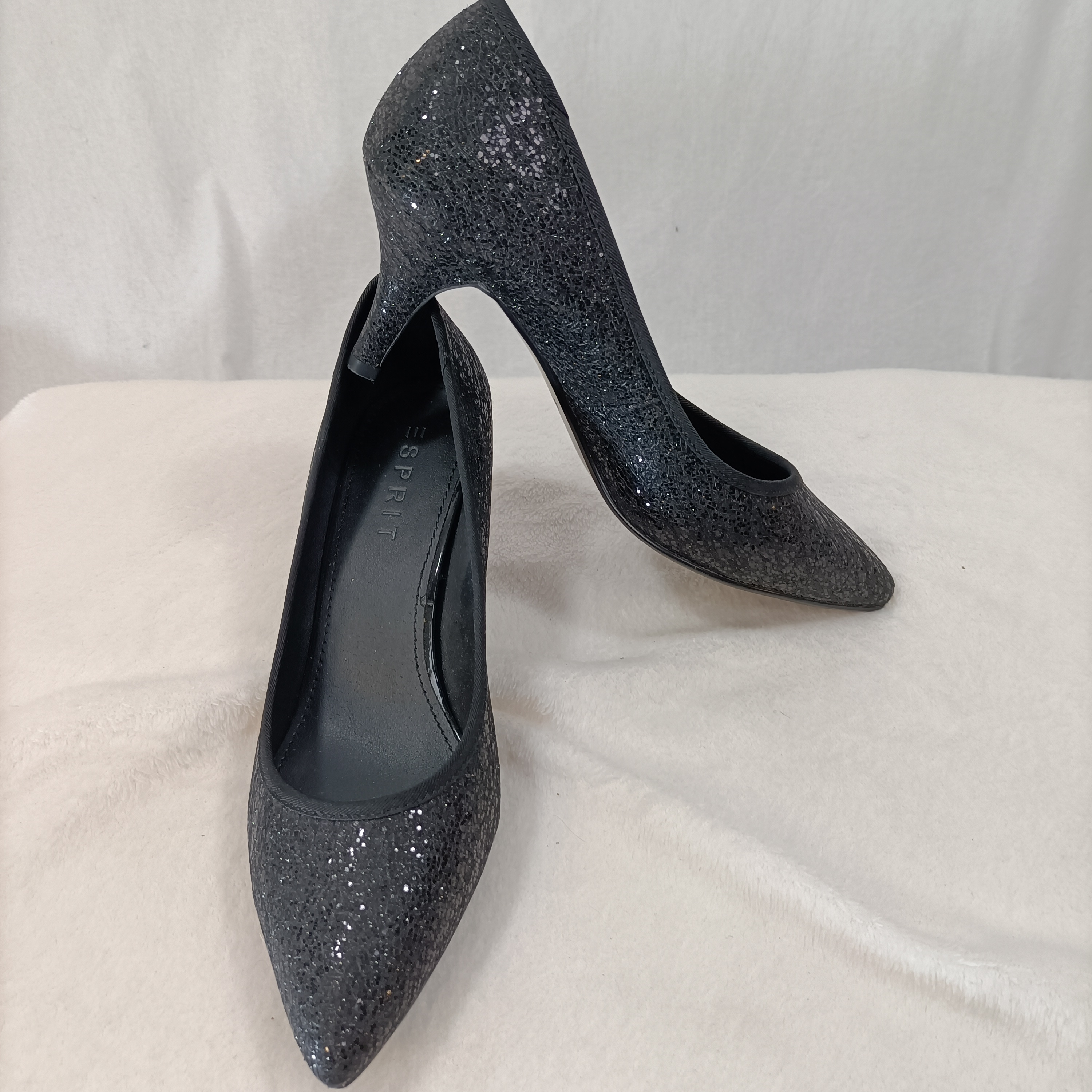 Acheter Escarpins pailletés noirs - Esprit - Taille 38 Très bon état - 10,00 € Escarpins pailletés noirs - Esprit - Taille 38 Très bon état reconditionné disponible sur Label Emmaüs