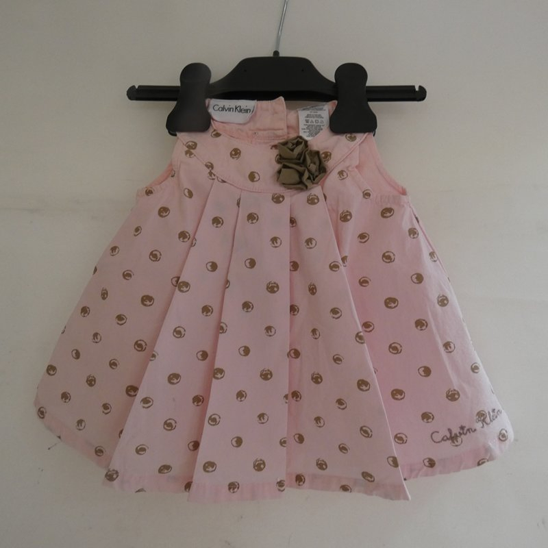 Voir photo 2 de Essemble fille 0-3 mois Calvin Klein (robe et culotte bouffante) Essemble fille 0-3 mois Calvin Klein (robe et culotte bouffante) Très bon état reconditionné photo 2