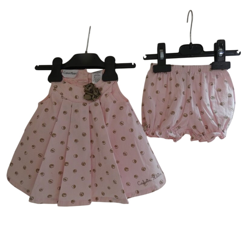 Acheter Essemble fille 0-3 mois Calvin Klein (robe et culotte bouffante) Très bon état - 10,00 € Essemble fille 0-3 mois Calvin Klein (robe et culotte bouffante) Très bon état reconditionné disponible sur Label Emmaüs