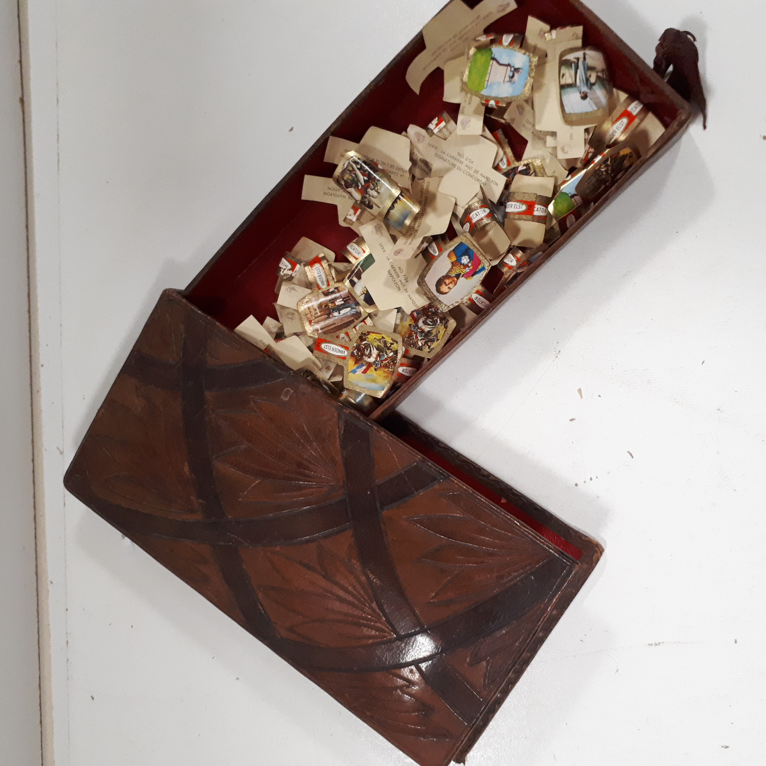Voir photo 2 de Etui en cuir marqué à froid, à tiroir pivotant, contenant des bagues de cigare Etui en cuir marqué à froid, à tiroir pivotant, contenant des bagues de cigare Bon état reconditionné photo 2