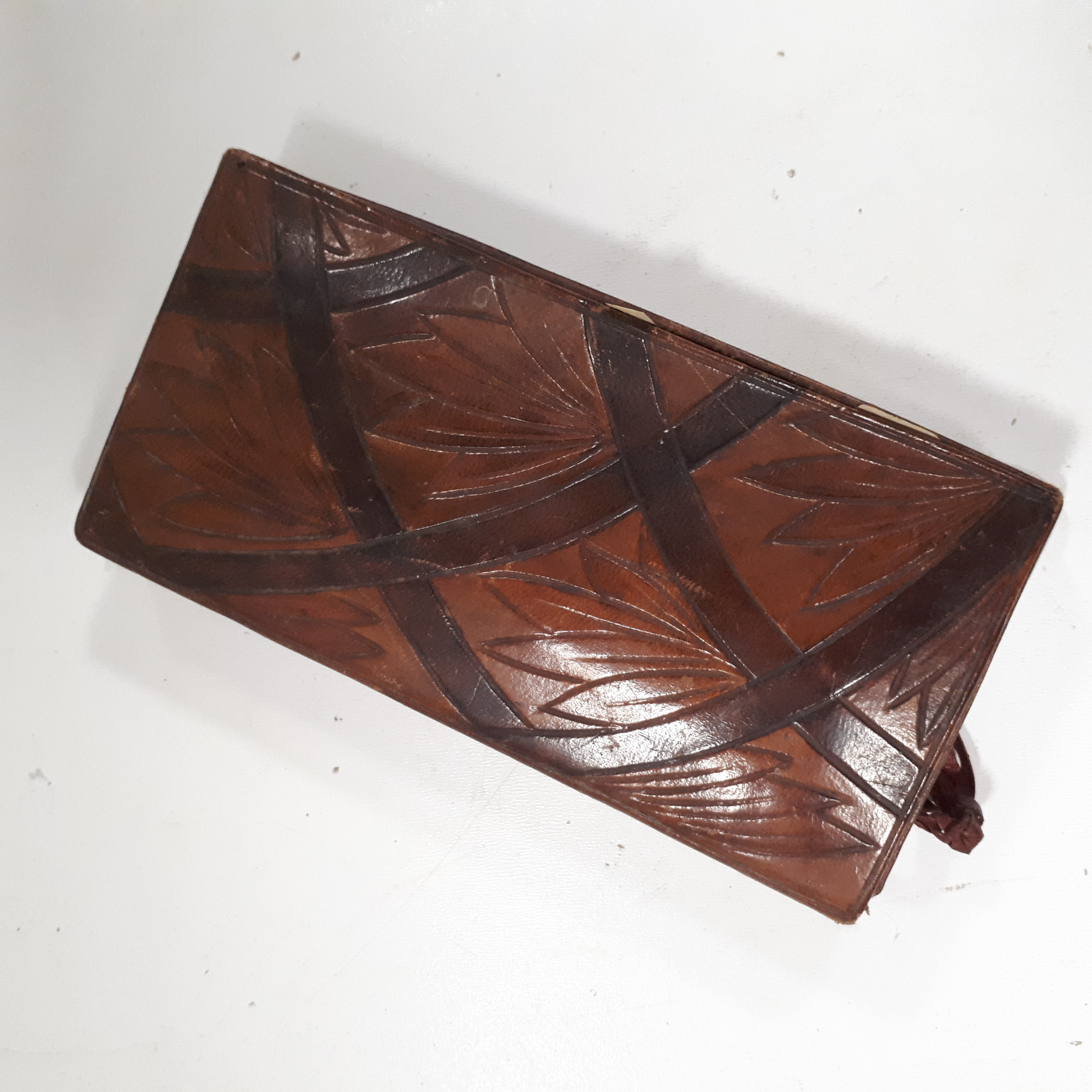 Etui en cuir marqué à froid, à tiroir pivotant, contenant des bagues de cigare Bon état - 20,00 € Etui en cuir marqué à froid, à tiroir pivotant, contenant des bagues de cigare Bon état reconditionné disponible sur Label Emmaüs