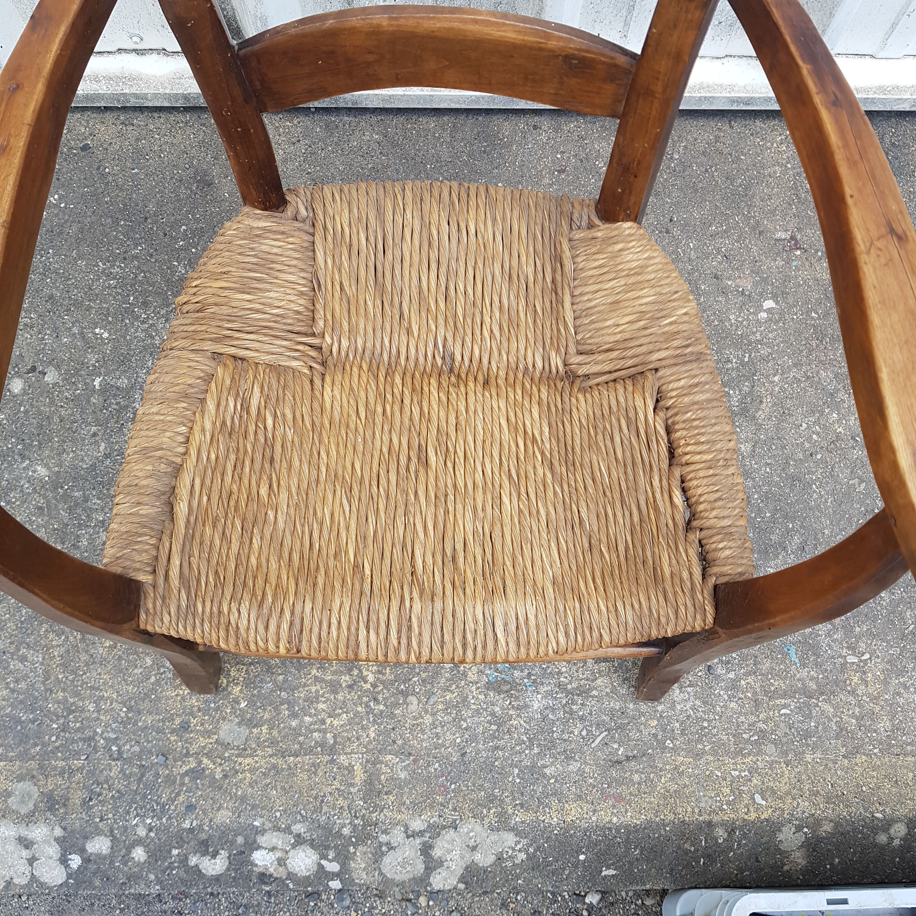 Voir photo 2 de Fauteuil campagnard avec assise en paille du 19e siècle Fauteuil campagnard avec assise en paille du 19e siècle Bon état reconditionné photo 2
