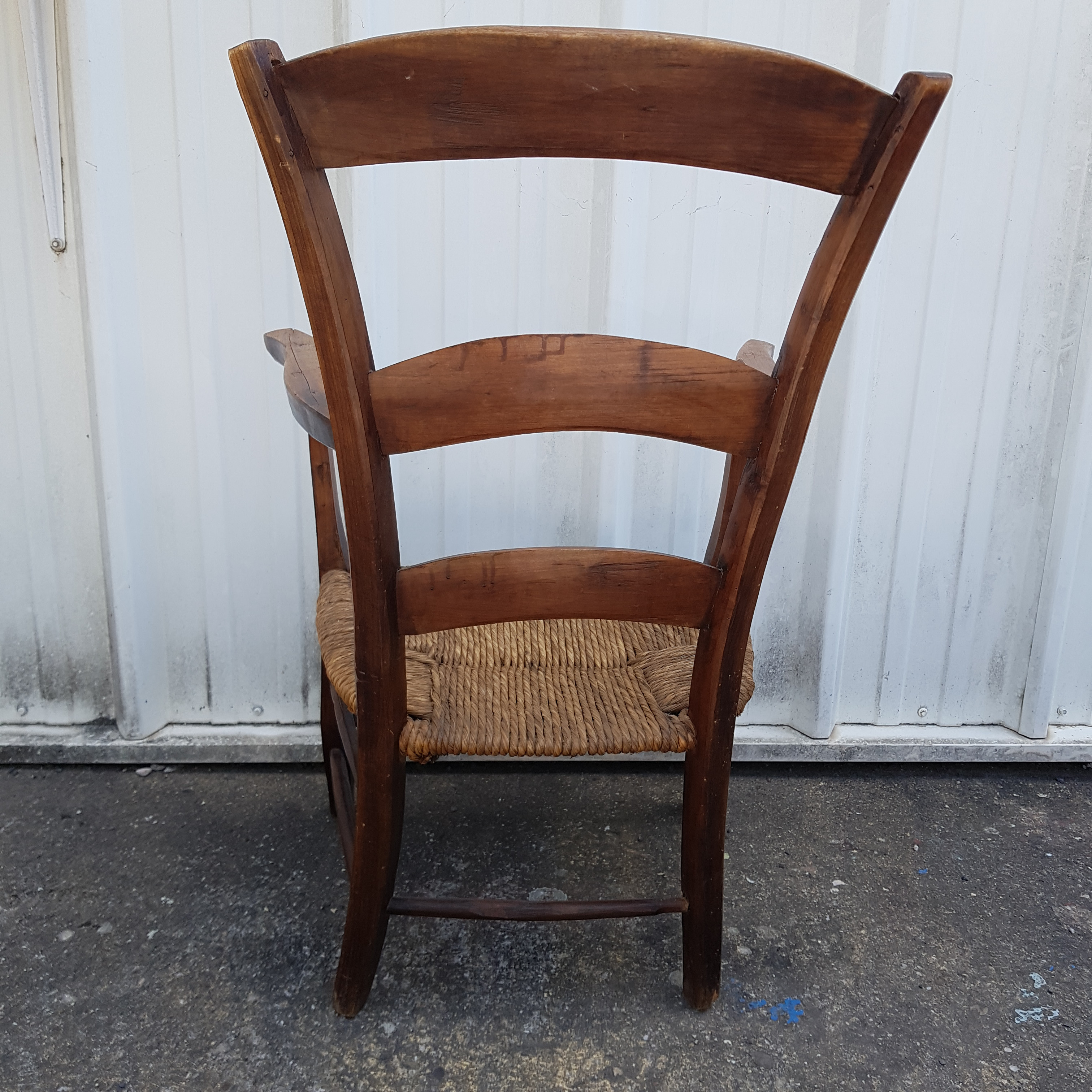 Voir photo 3 de Fauteuil campagnard avec assise en paille du 19e siècle Fauteuil campagnard avec assise en paille du 19e siècle Bon état reconditionné photo 3