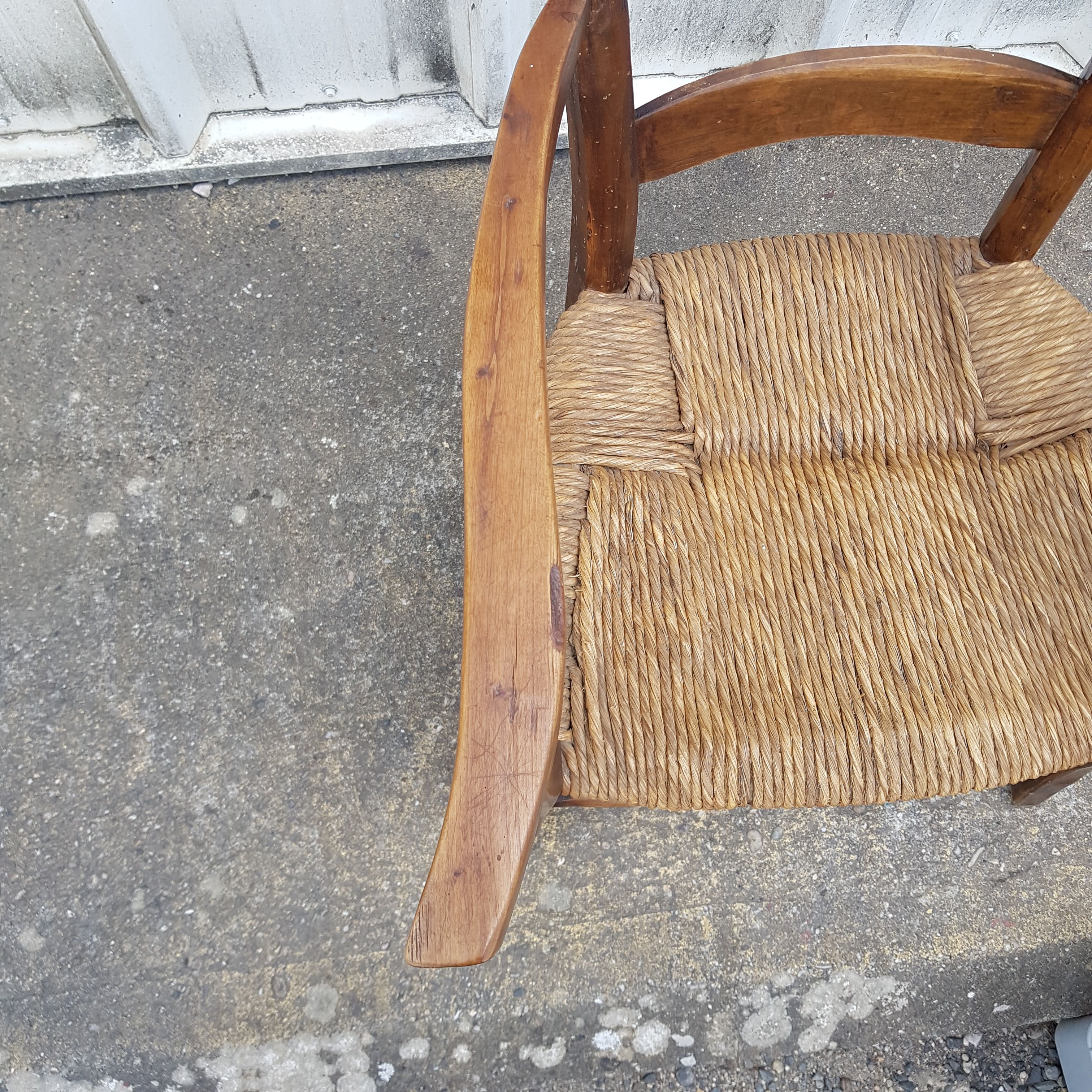 Voir photo 4 de Fauteuil campagnard avec assise en paille du 19e siècle Fauteuil campagnard avec assise en paille du 19e siècle Bon état reconditionné photo 4