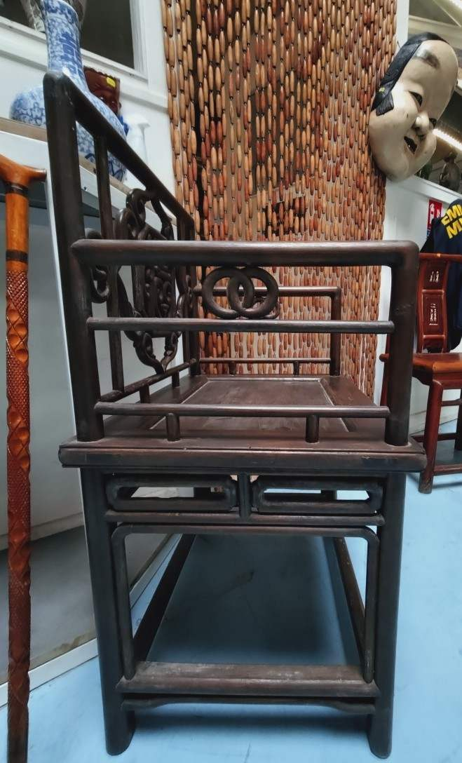 Voir photo 11 de Fauteuil chinois en bois de rose foncé, médaillon dossier sculpté, "Bonheur", début XXe. Retrait en boutique uniquement. Fauteuil chinois en bois de rose foncé, médaillon dossier sculpté, "Bonheur", début XXe. Retrait en boutique uniquement. Bon état reconditionné photo 11