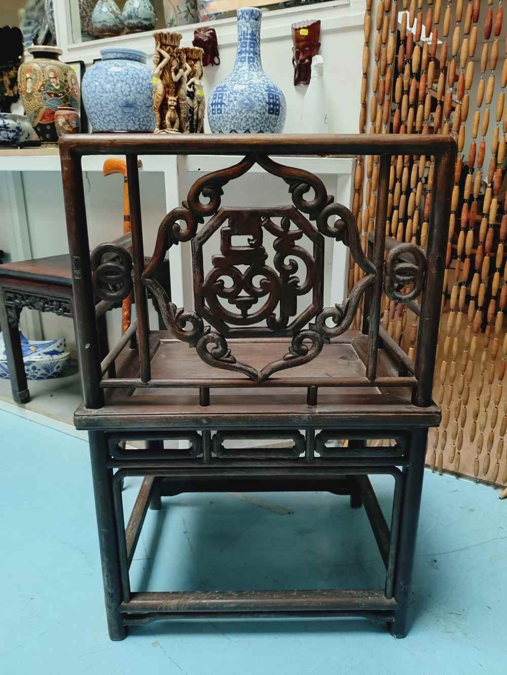 Voir photo 2 de Fauteuil chinois en bois de rose foncé, médaillon dossier sculpté, "Bonheur", début XXe. Retrait en boutique uniquement. Fauteuil chinois en bois de rose foncé, médaillon dossier sculpté, "Bonheur", début XXe. Retrait en boutique uniquement. Bon état reconditionné photo 2
