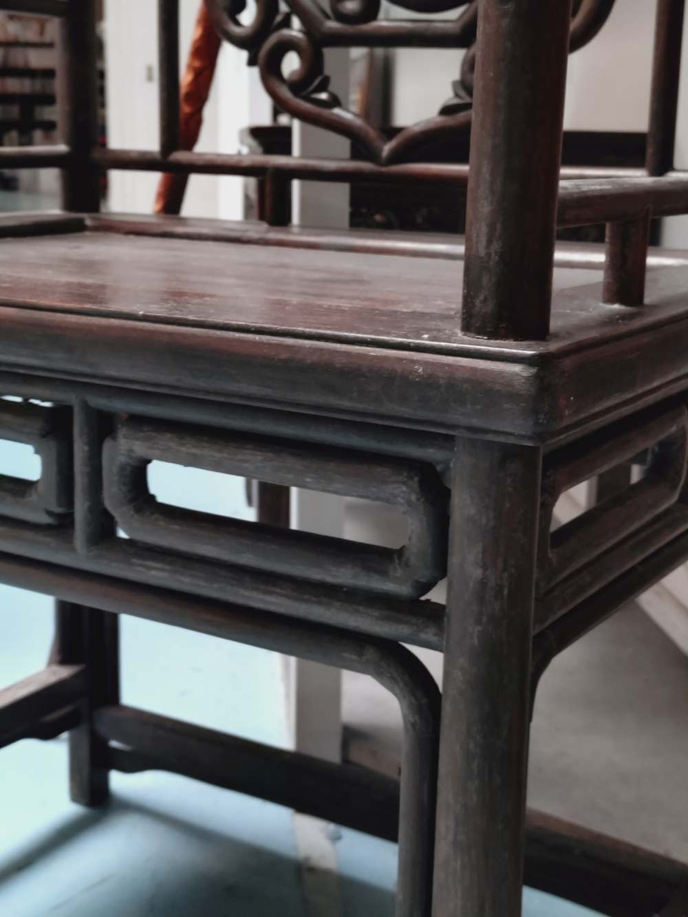 Voir photo 3 de Fauteuil chinois en bois de rose foncé, médaillon dossier sculpté, "Bonheur", début XXe. Retrait en boutique uniquement. Fauteuil chinois en bois de rose foncé, médaillon dossier sculpté, "Bonheur", début XXe. Retrait en boutique uniquement. Bon état reconditionné photo 3
