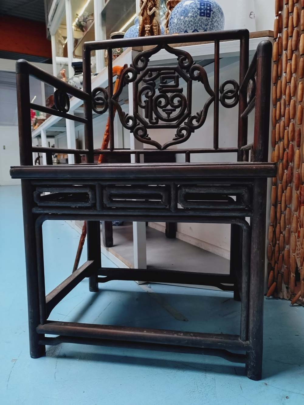 Voir photo 5 de Fauteuil chinois en bois de rose foncé, médaillon dossier sculpté, "Bonheur", début XXe. Retrait en boutique uniquement. Fauteuil chinois en bois de rose foncé, médaillon dossier sculpté, "Bonheur", début XXe. Retrait en boutique uniquement. Bon état reconditionné photo 5