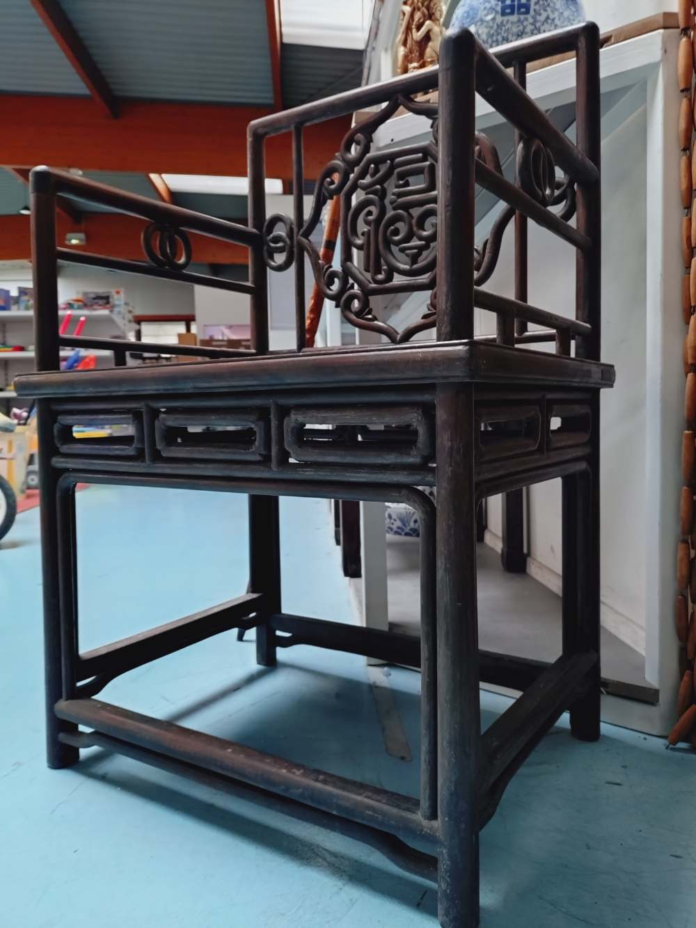 Voir photo 6 de Fauteuil chinois en bois de rose foncé, médaillon dossier sculpté, "Bonheur", début XXe. Retrait en boutique uniquement. Fauteuil chinois en bois de rose foncé, médaillon dossier sculpté, "Bonheur", début XXe. Retrait en boutique uniquement. Bon état reconditionné photo 6