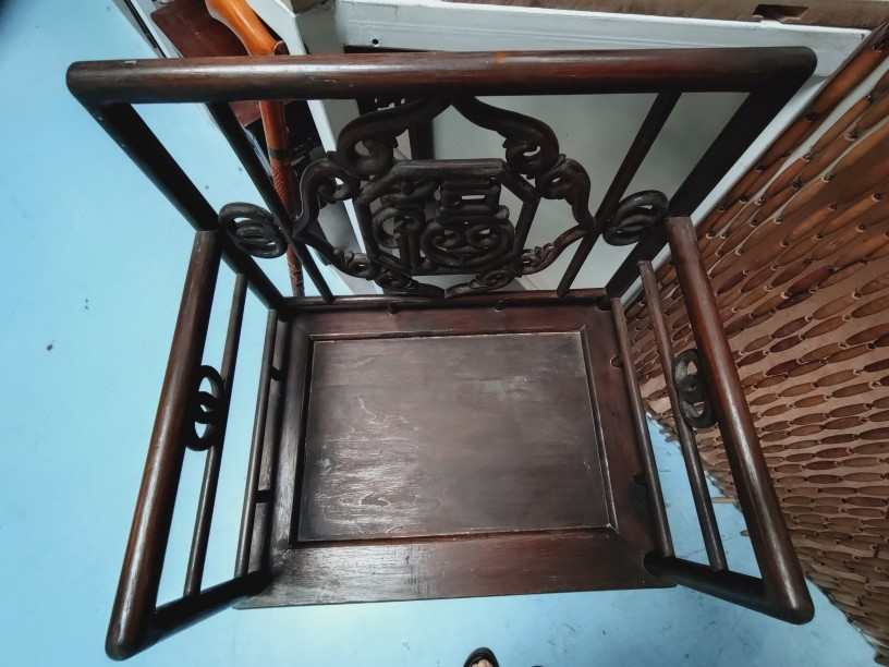 Voir photo 8 de Fauteuil chinois en bois de rose foncé, médaillon dossier sculpté, "Bonheur", début XXe. Retrait en boutique uniquement. Fauteuil chinois en bois de rose foncé, médaillon dossier sculpté, "Bonheur", début XXe. Retrait en boutique uniquement. Bon état reconditionné photo 8