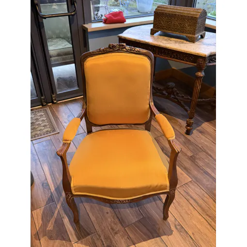 Fauteuil de style Louis XV en bois sculpté, milieu XXe siècle, garni d¿un velours jaune moutarde Bon état reconditionné disponible sur Rakuten