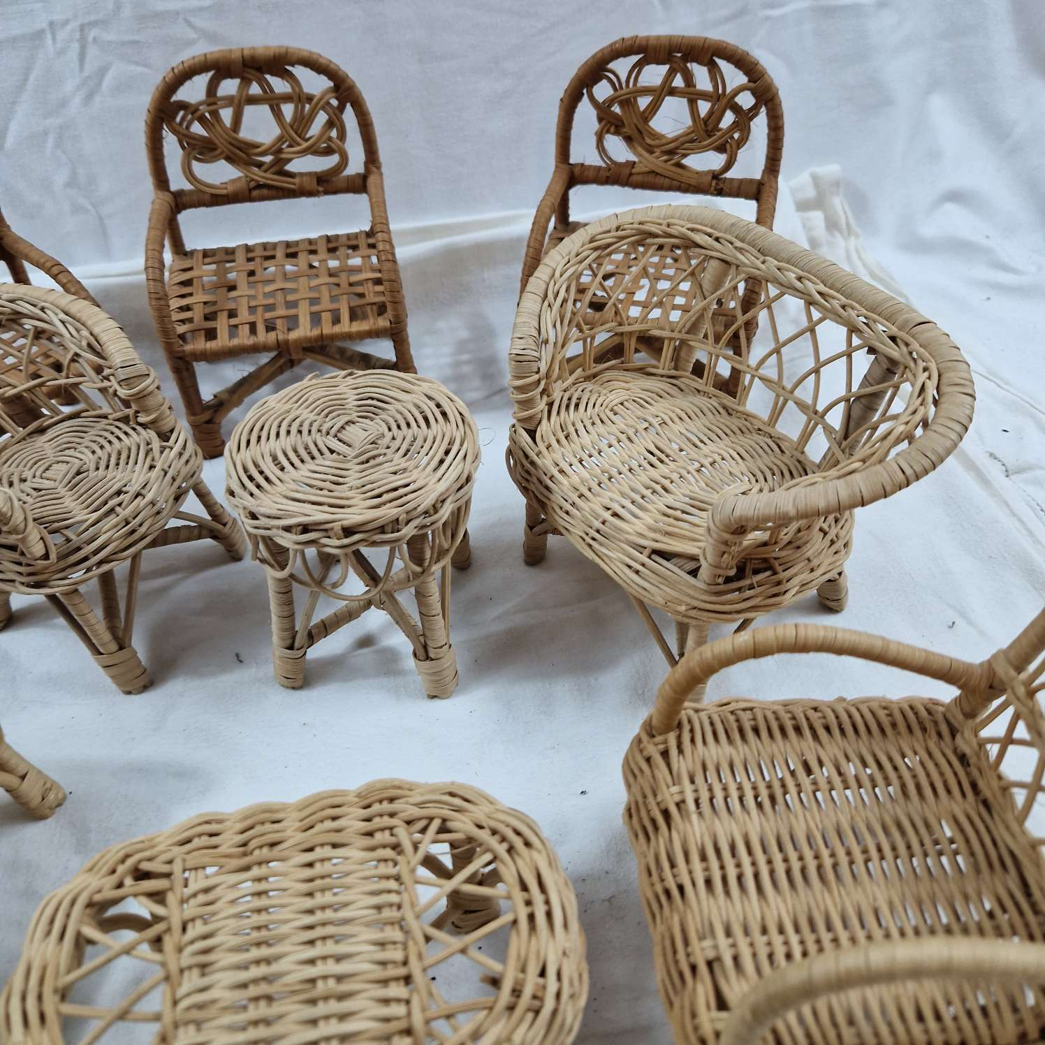 Voir photo 3 de Fauteuil en osier pour maisons de poupées Fauteuil en osier pour maisons de poupées reconditionné photo 3