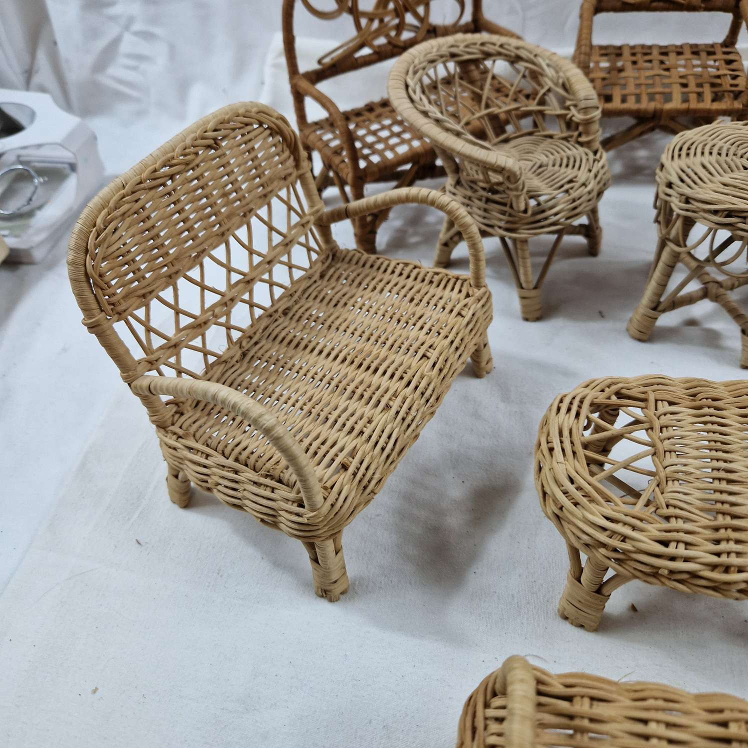 Voir photo 4 de Fauteuil en osier pour maisons de poupées Fauteuil en osier pour maisons de poupées reconditionné photo 4