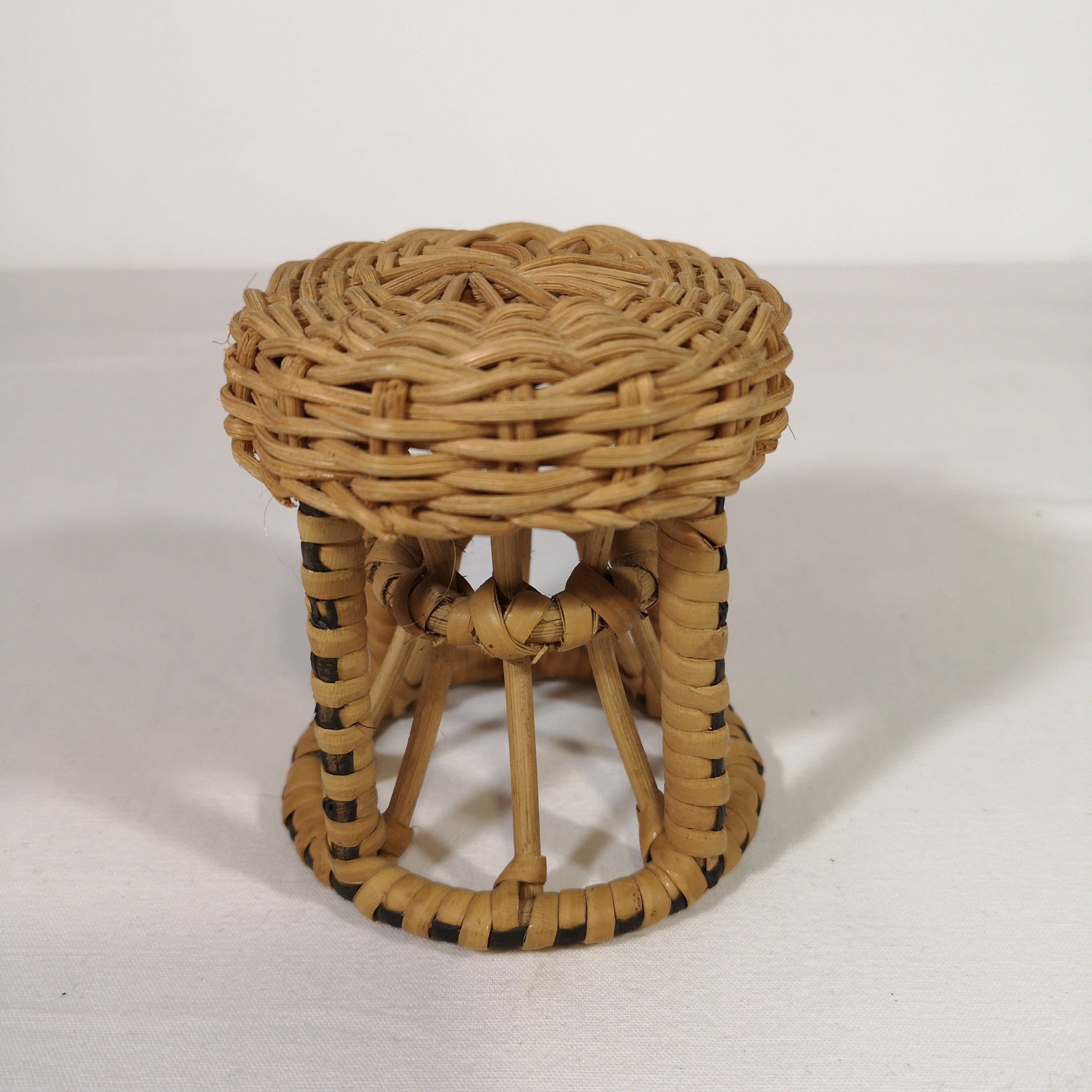 Voir photo 5 de Fauteuil et table miniature en osier Fauteuil et table miniature en osier reconditionné photo 5