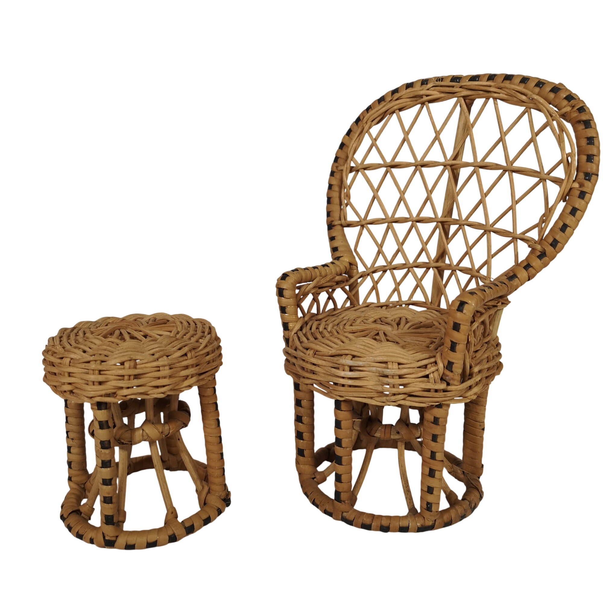Acheter Fauteuil et table miniature en osier - 22,00 € Fauteuil et table miniature en osier reconditionné disponible sur Label Emmaüs
