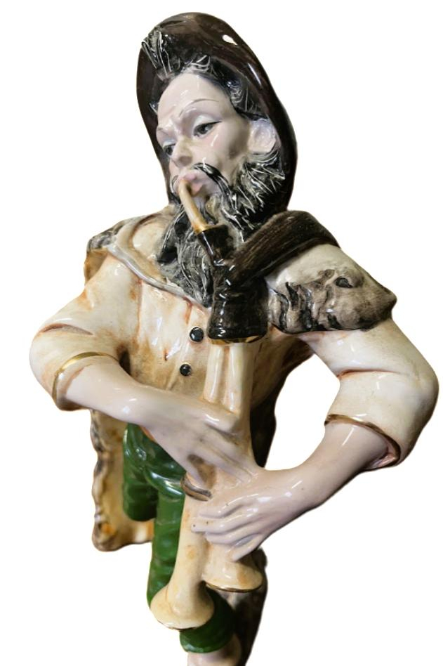 Voir photo 5 de Figurine en porcelaine d'Italie représentant un musicien Figurine en porcelaine d'Italie représentant un musicien reconditionné photo 5