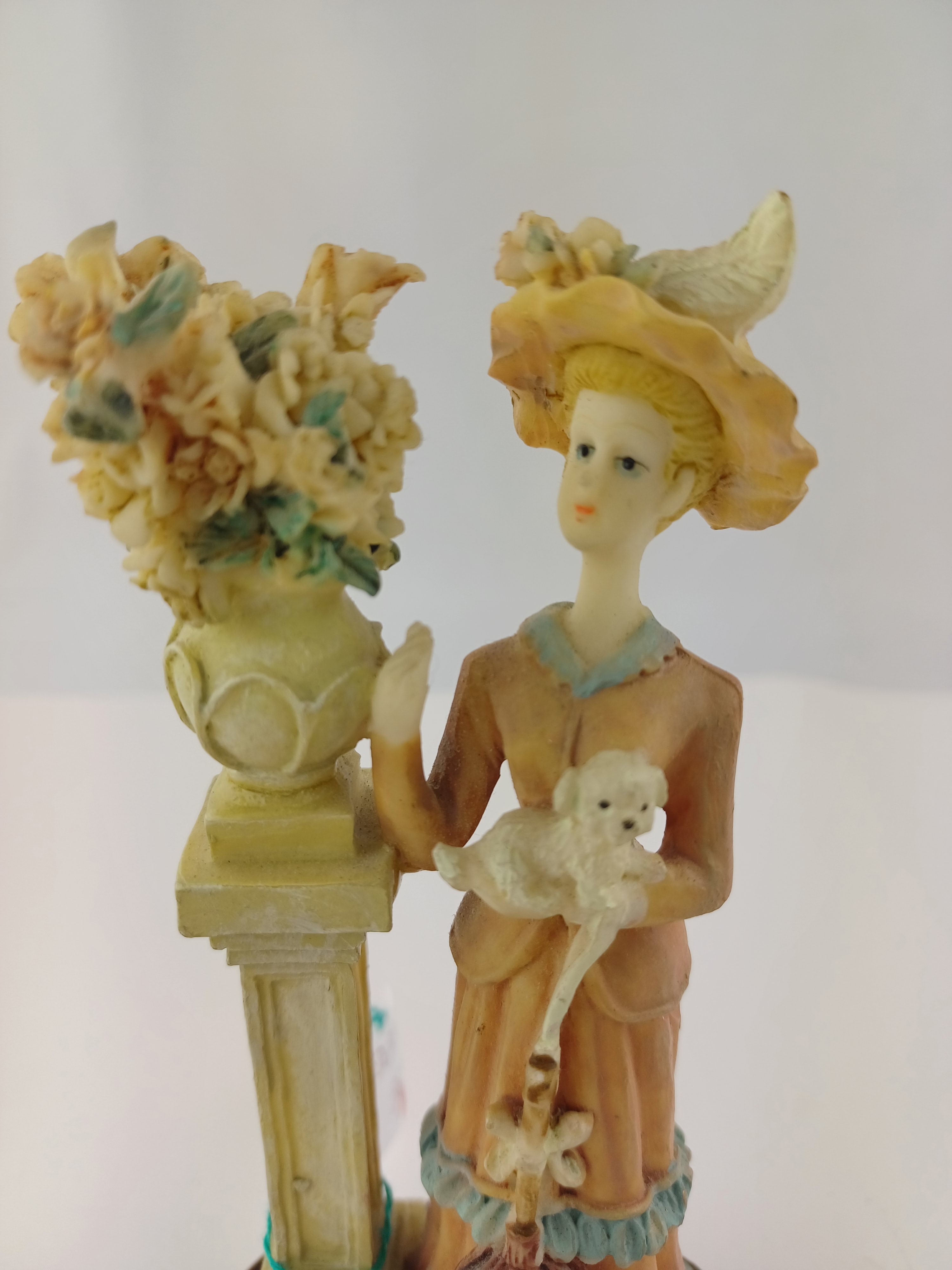 Voir photo 2 de Figurine en résine de 14cm d'une noble à grand chapeau tenant un chiot dans ses bras à côté d'une colonne avec un vase de fleurs roses et bleues sur socle Figurine en résine de 14cm d'une noble à grand chapeau tenant un chiot dans ses bras à côté d'une colonne avec un vase de fleurs roses et bleues sur socle Très bon état reconditionné photo 2