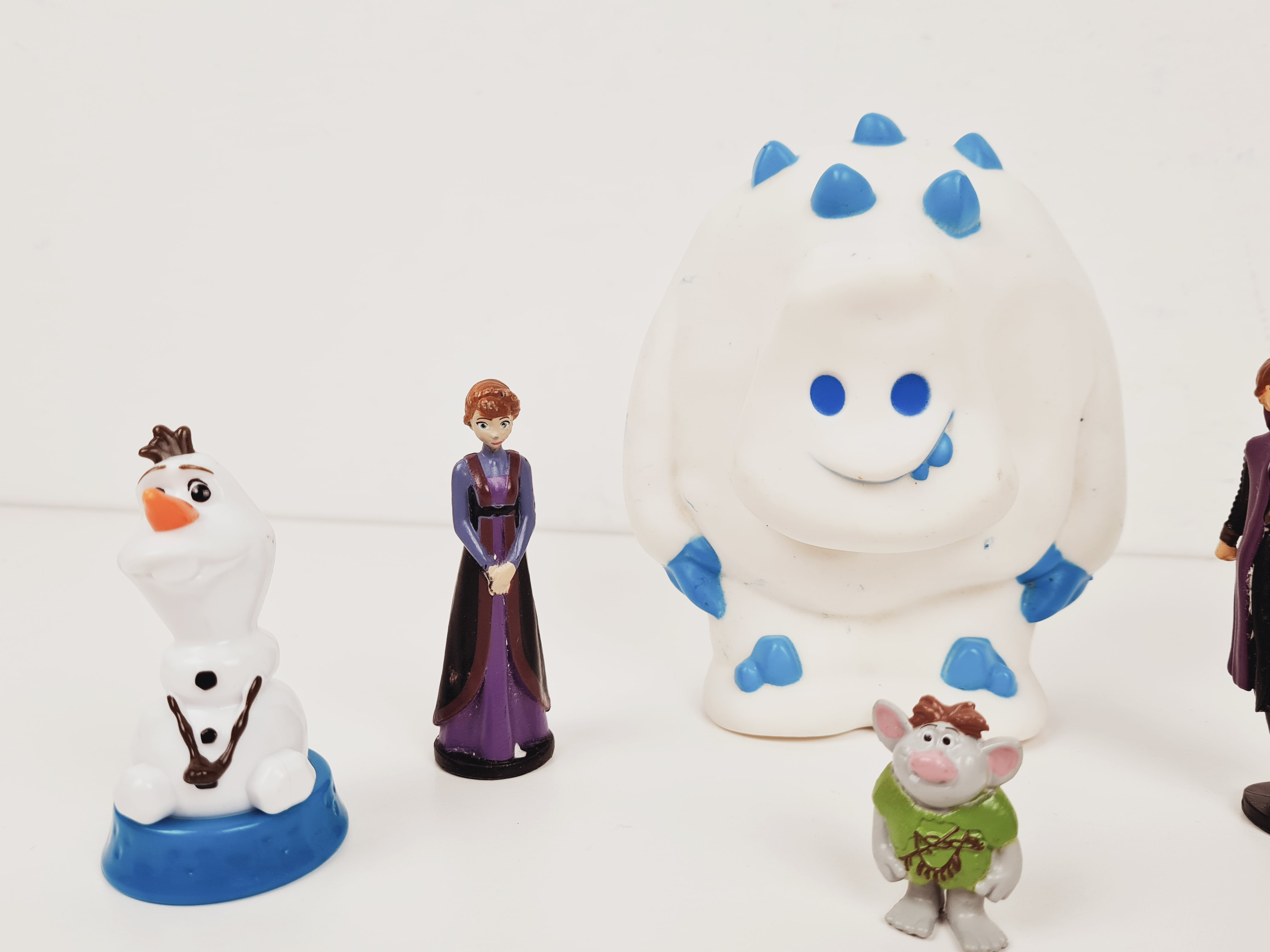 Voir photo 2 de Figurine - Lot de 6 figurines de l'univers "La reine des Neiges" - Disney - Entre 4 et 12 cm Figurine - Lot de 6 figurines de l'univers "La reine des Neiges" - Disney - Entre 4 et 12 cm Bon état reconditionné photo 2