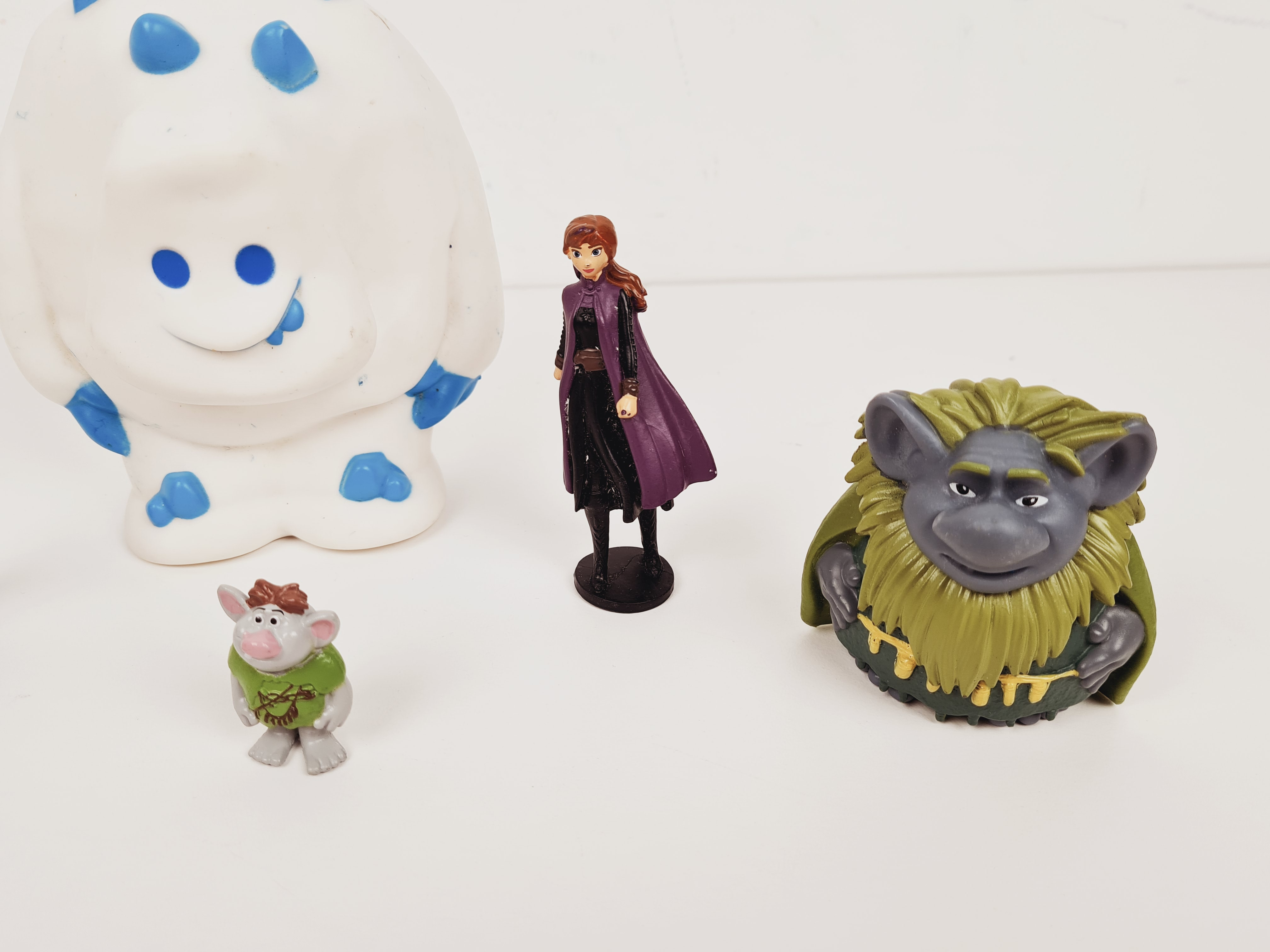 Voir photo 4 de Figurine - Lot de 6 figurines de l'univers "La reine des Neiges" - Disney - Entre 4 et 12 cm Figurine - Lot de 6 figurines de l'univers "La reine des Neiges" - Disney - Entre 4 et 12 cm Bon état reconditionné photo 4