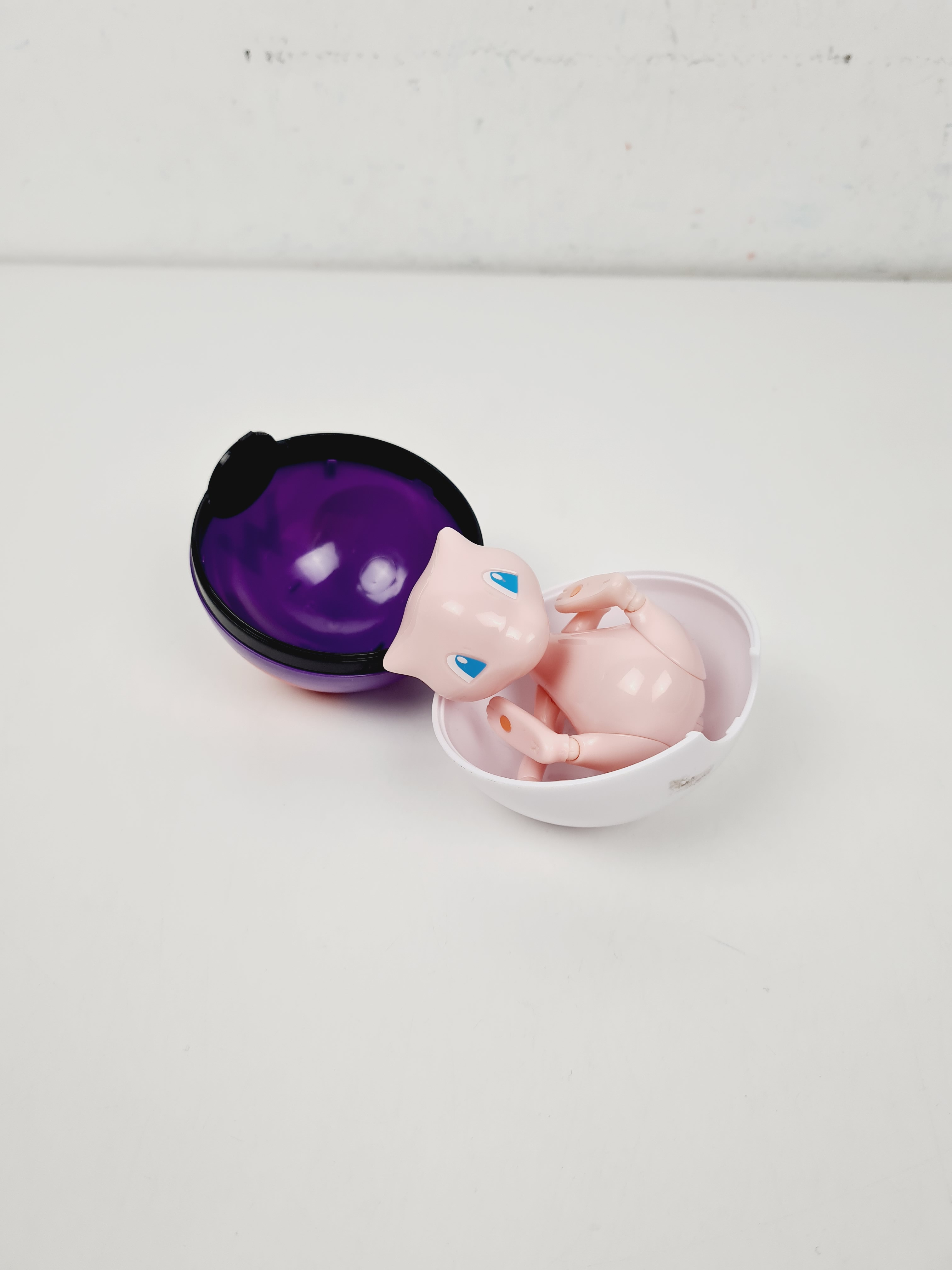Voir photo 3 de Figurine - Pokémon - Mew avec Poké Ball - 3 ans + Figurine - Pokémon - Mew avec Poké Ball - 3 ans + Bon état reconditionné photo 3