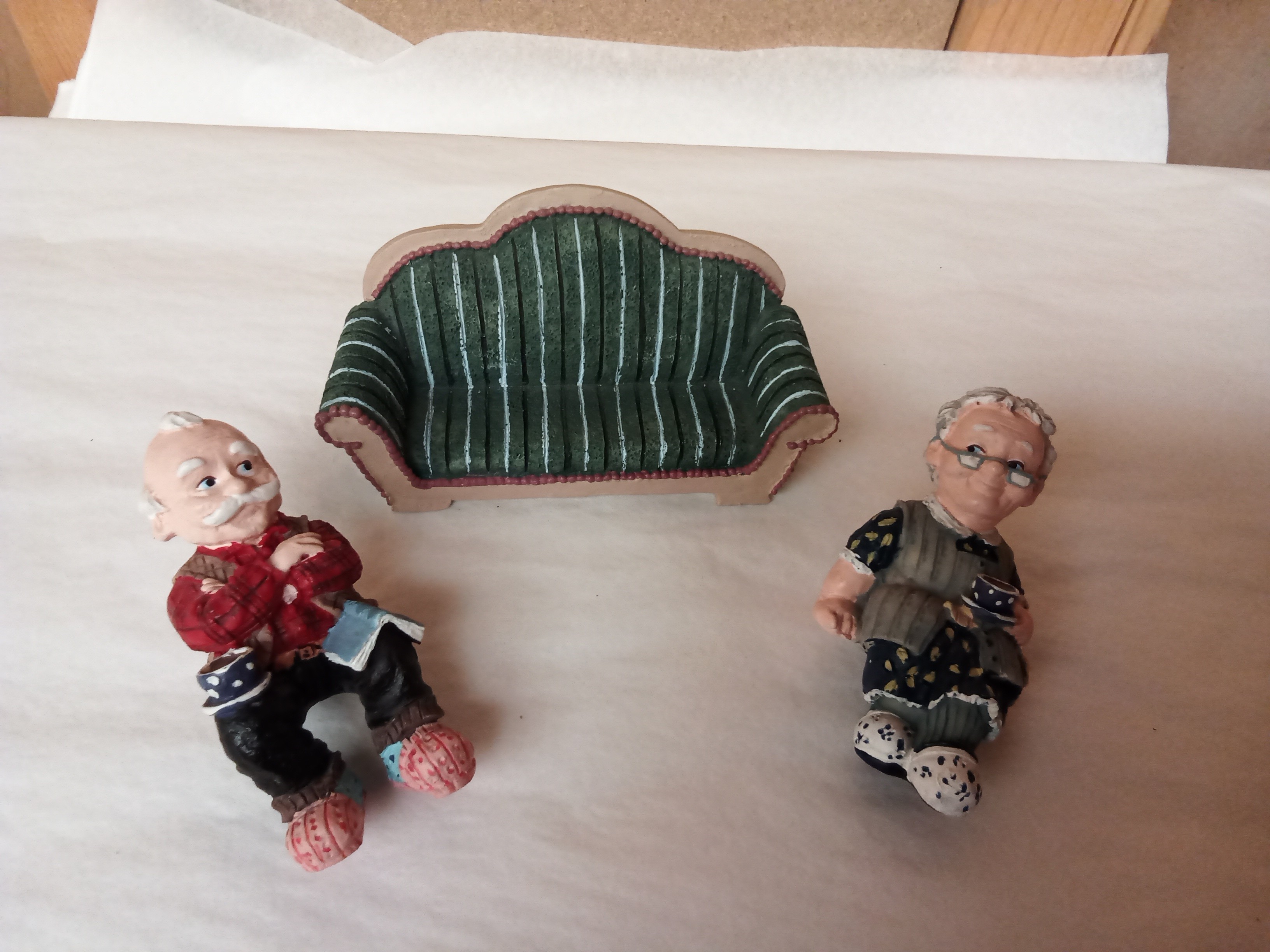 Voir photo 2 de Figurine représentant un couple de grands-parents Figurine représentant un couple de grands-parents Très bon état reconditionné photo 2