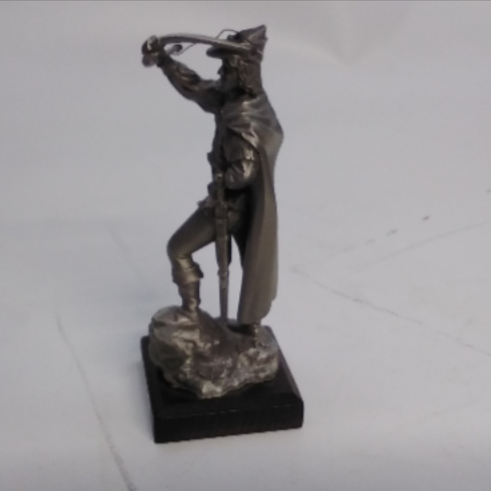 Voir photo 2 de Figurine Robin des Bois - Les étains du Graal Figurine Robin des Bois - Les étains du Graal État correct reconditionné photo 2