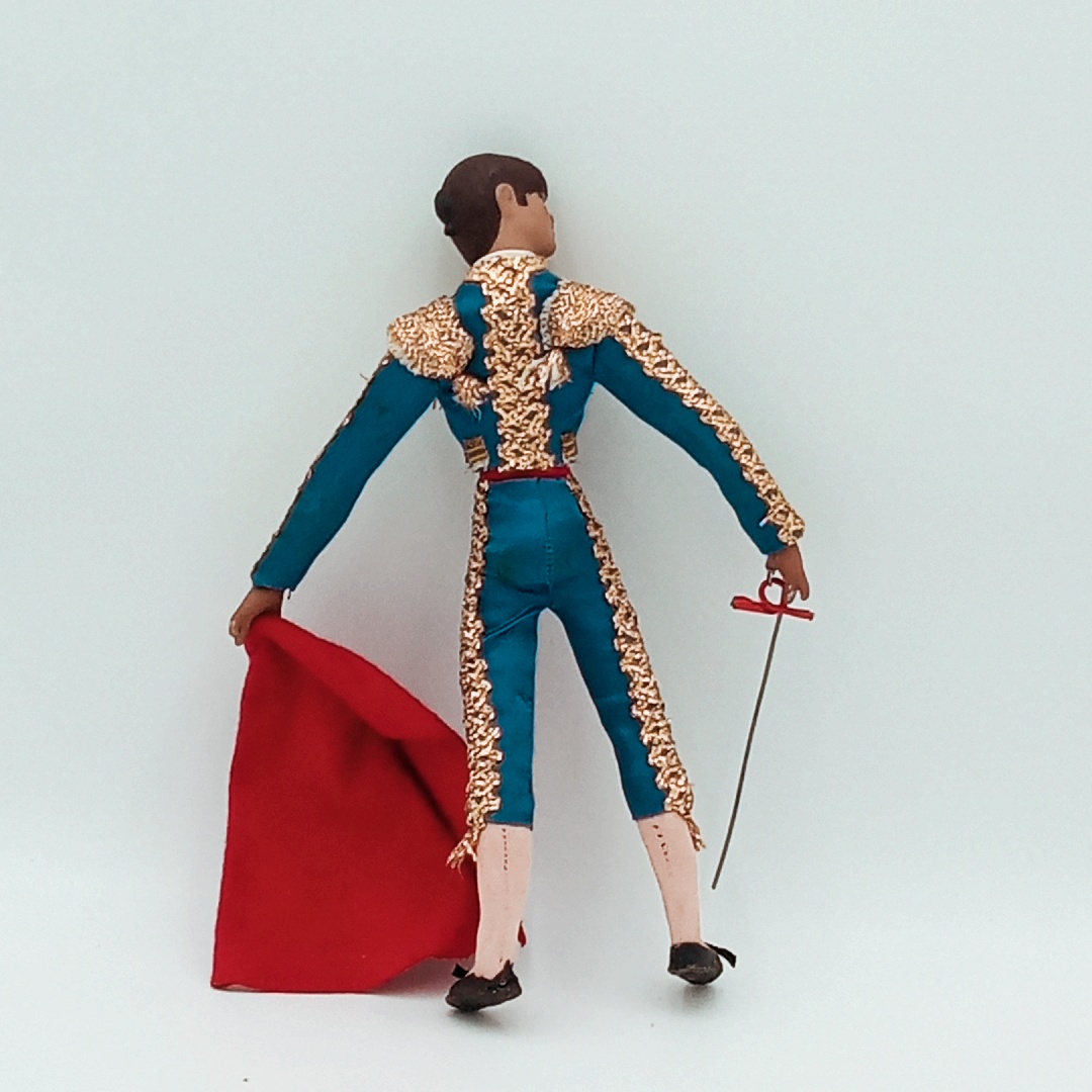 Voir photo 2 de Figurine torero accompagné de sa cape rouge et son estoque Figurine torero accompagné de sa cape rouge et son estoque État correct reconditionné photo 2