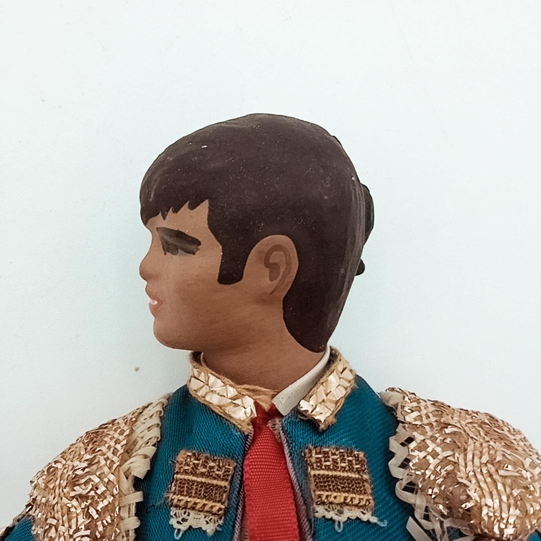 Voir photo 4 de Figurine torero accompagné de sa cape rouge et son estoque Figurine torero accompagné de sa cape rouge et son estoque État correct reconditionné photo 4
