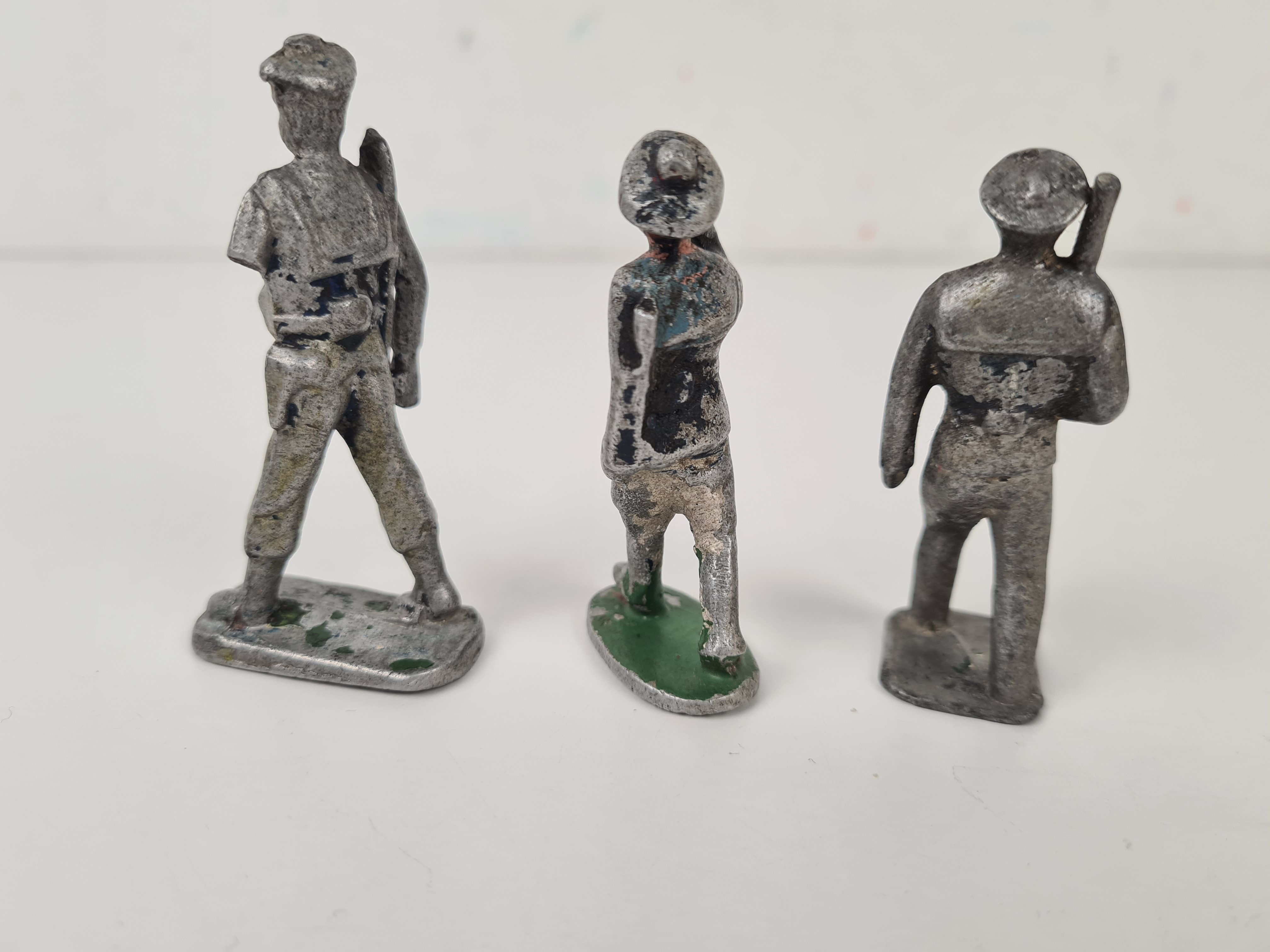 Voir photo 2 de Figurines à collectionner - Lot de 3 soldats de la marine défilant, aluminium peint - Quiralu? / Cofalu? Figurines à collectionner - Lot de 3 soldats de la marine défilant, aluminium peint - Quiralu? / Cofalu? État correct reconditionné photo 2