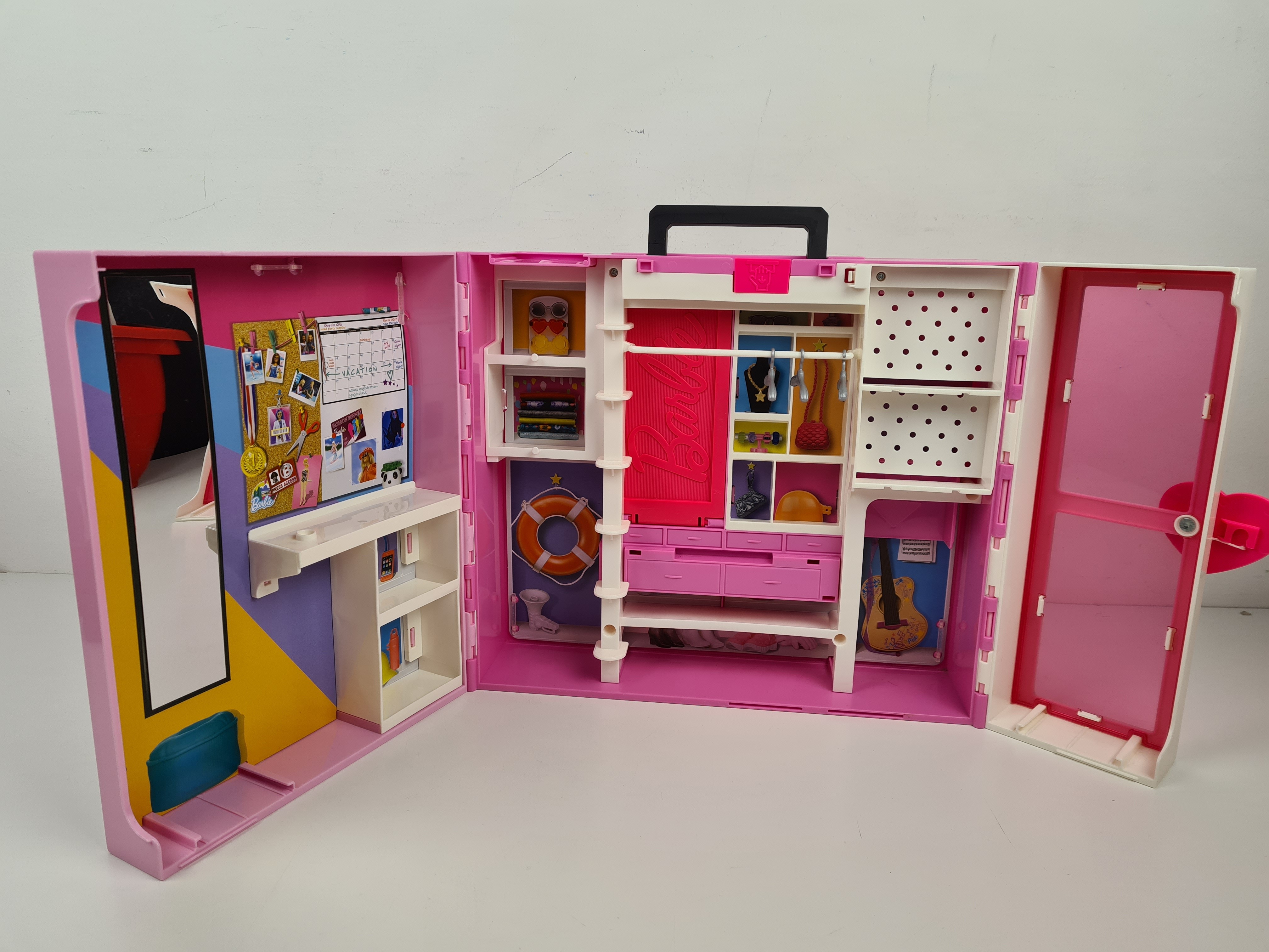 Voir photo 3 de Figurines - Coffret dressing de Barbie - Mattel Figurines - Coffret dressing de Barbie - Mattel Bon état reconditionné photo 3