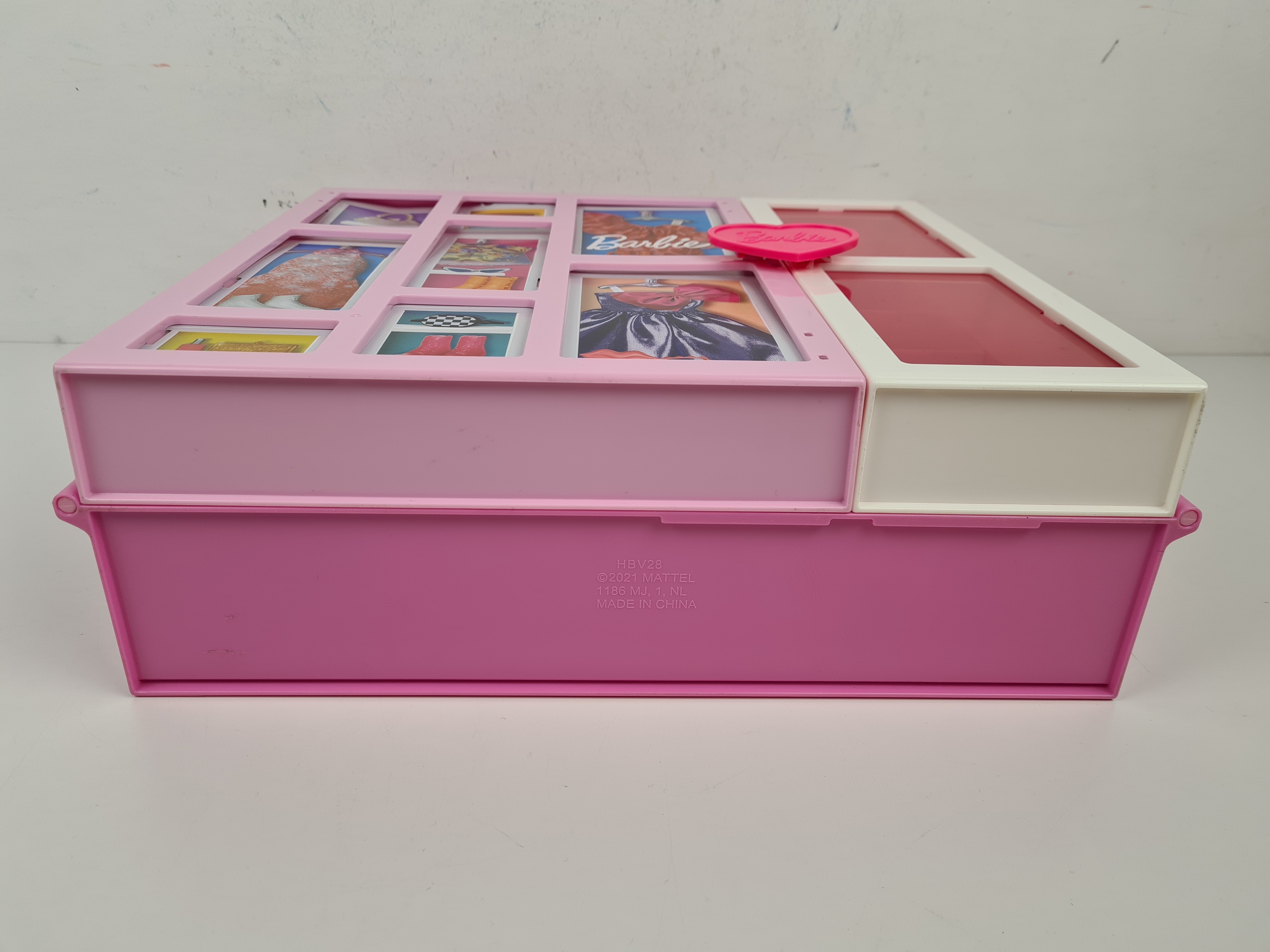 Voir photo 6 de Figurines - Coffret dressing de Barbie - Mattel Figurines - Coffret dressing de Barbie - Mattel Bon état reconditionné photo 6