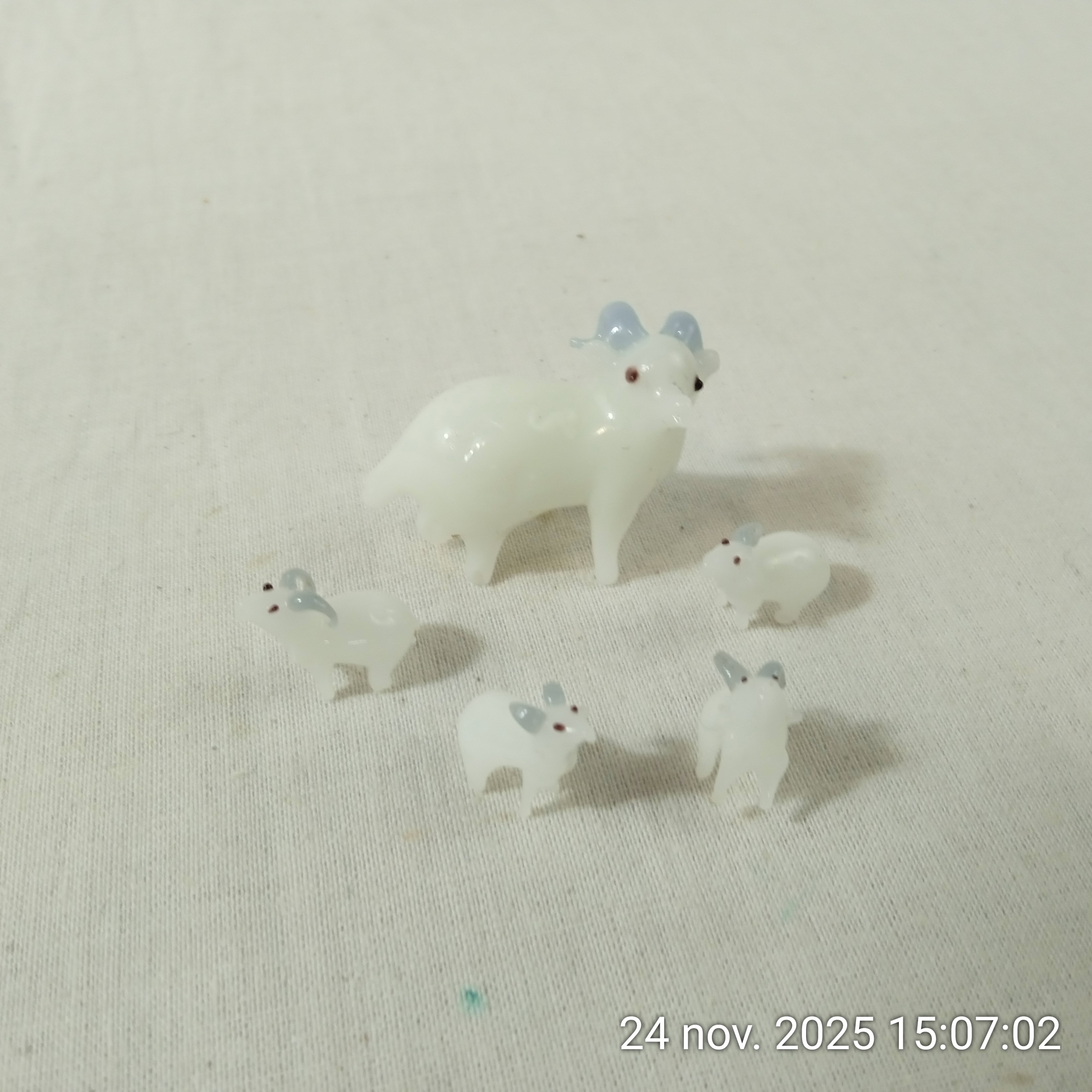 Voir photo 3 de Figurines de famille miniature de chamois en verre soufflé Figurines de famille miniature de chamois en verre soufflé reconditionné photo 3