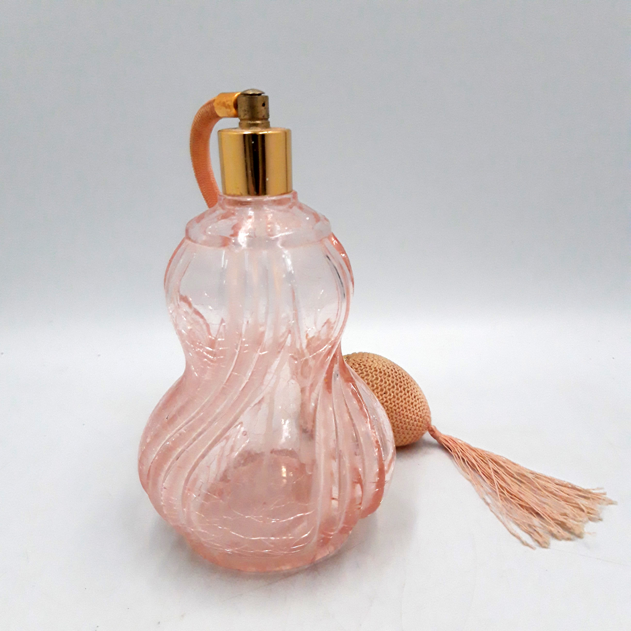 Voir photo 2 de Flacon à parfum ancien en verre soufflé rose avec poire diffuseur – Vintage, Collection. Flacon à parfum ancien en verre soufflé rose avec poire diffuseur – Vintage, Collection. Bon état reconditionné photo 2