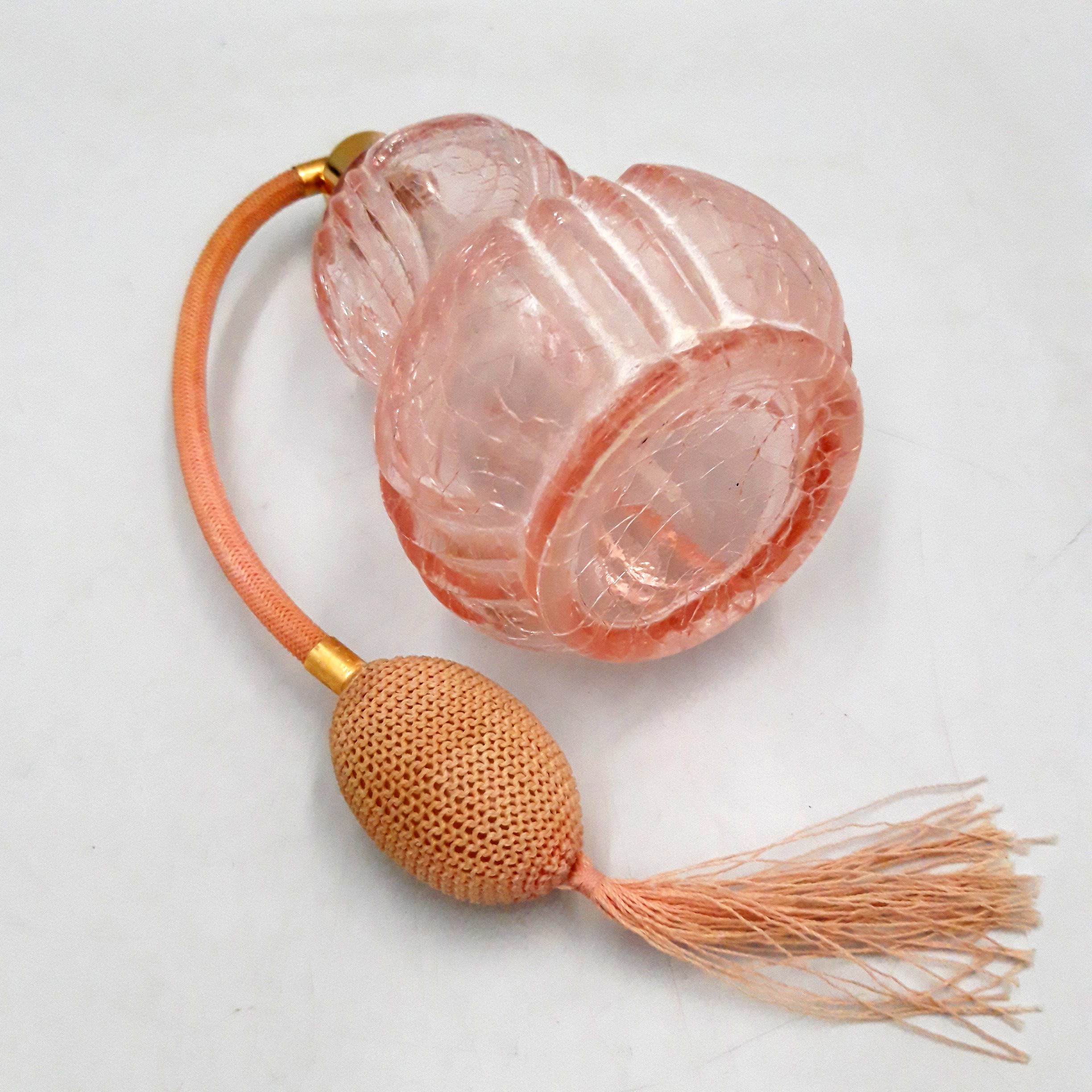 Voir photo 3 de Flacon à parfum ancien en verre soufflé rose avec poire diffuseur – Vintage, Collection. Flacon à parfum ancien en verre soufflé rose avec poire diffuseur – Vintage, Collection. Bon état reconditionné photo 3