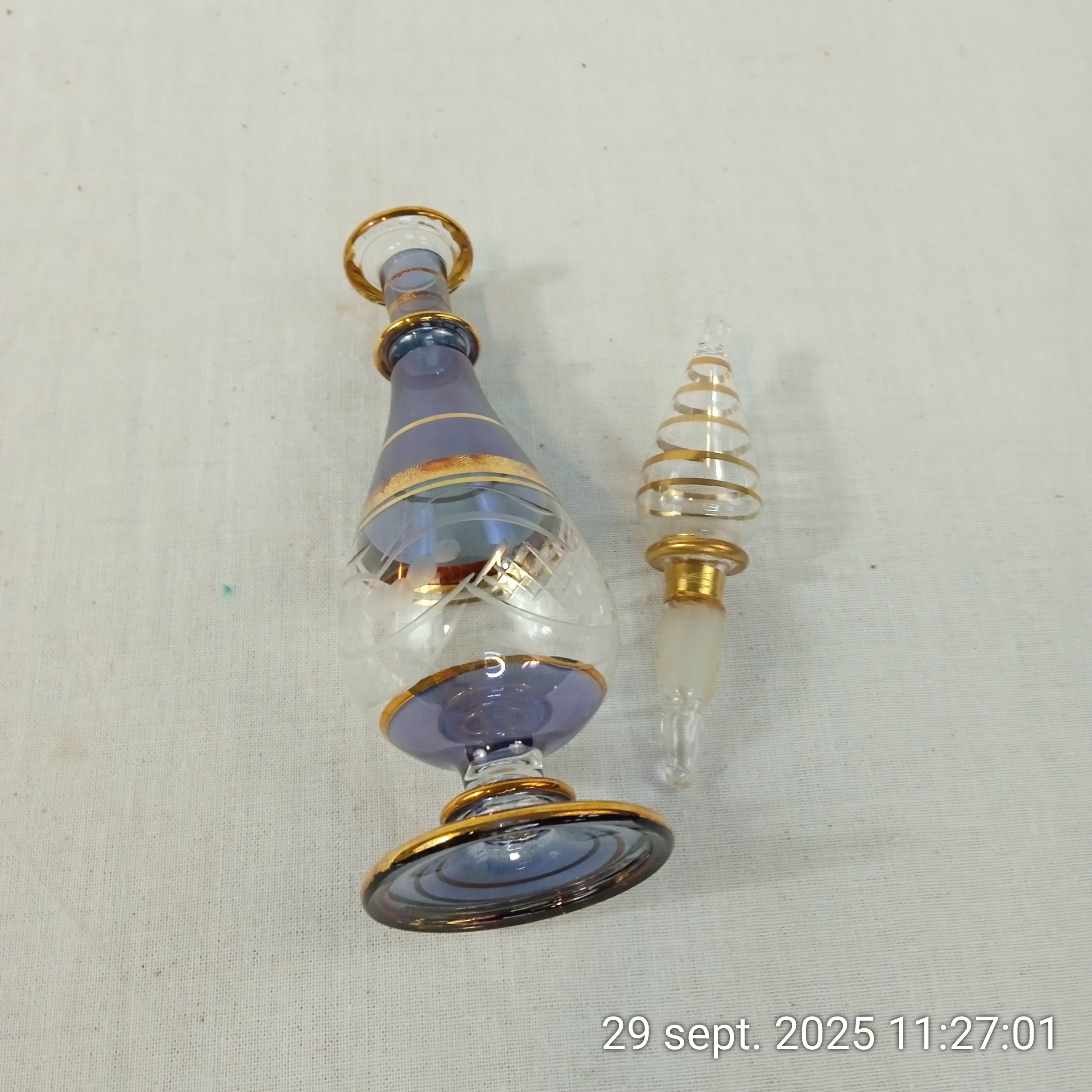 Voir photo 2 de Flacon de parfum Egyptien en verre soufflé 17 cm Flacon de parfum Egyptien en verre soufflé 17 cm Très bon état reconditionné photo 2