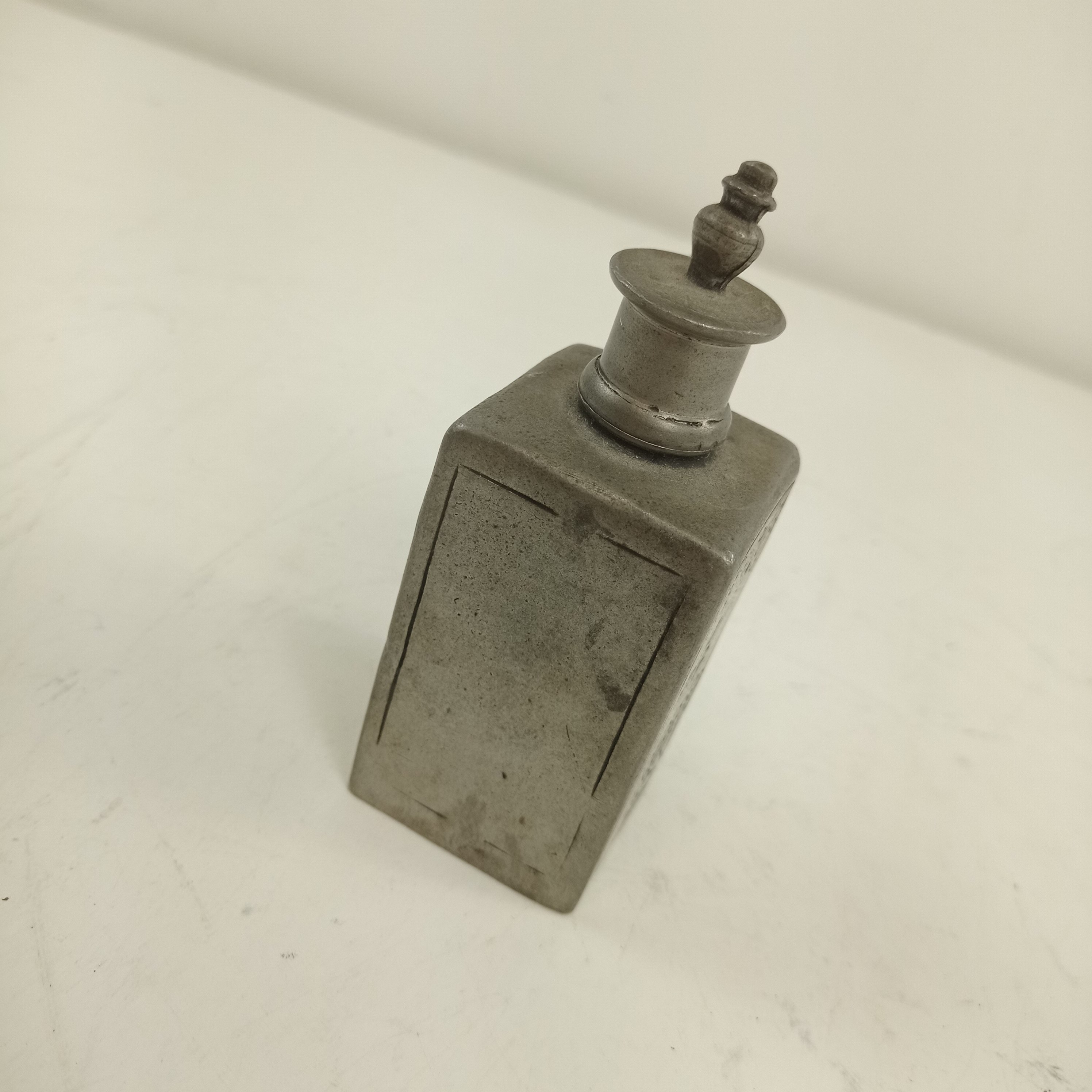 Voir photo 4 de Flasque à parfum en étain (95%) XIXème siècle Flasque à parfum en étain (95%) XIXème siècle Bon état reconditionné photo 4