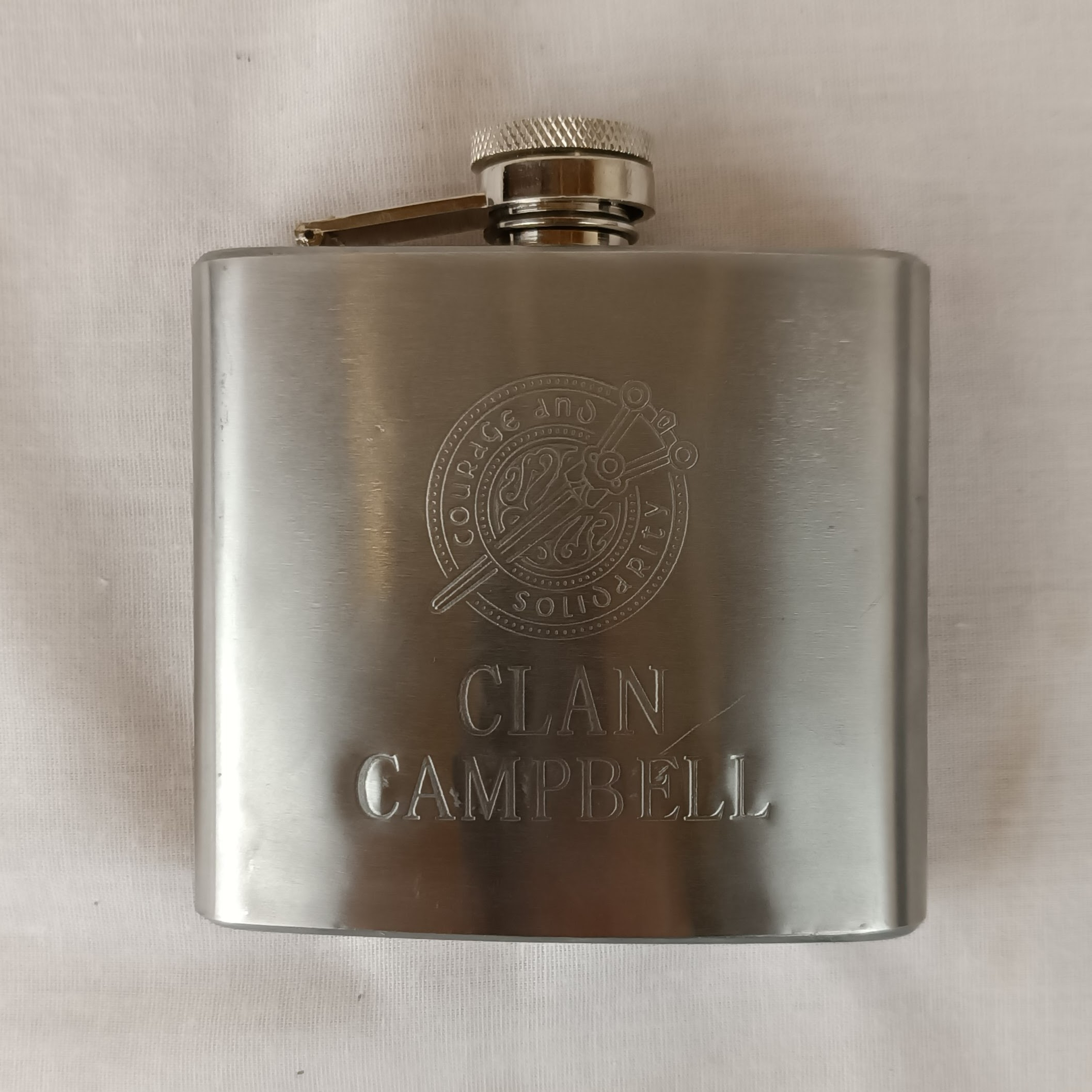 Voir photo 2 de Flasque à whisky CLAN CAMPBELL, en inox Flasque à whisky CLAN CAMPBELL, en inox État correct reconditionné photo 2