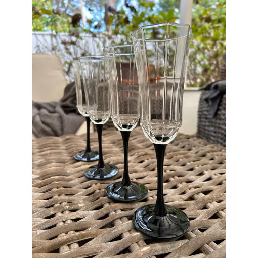 Flûte À Champagne Pied Noir Octogonal 8 Pieces occasion - 40,01 € Flûte À Champagne Pied Noir Octogonal 8 Pieces occasion reconditionné disponible sur Rakuten