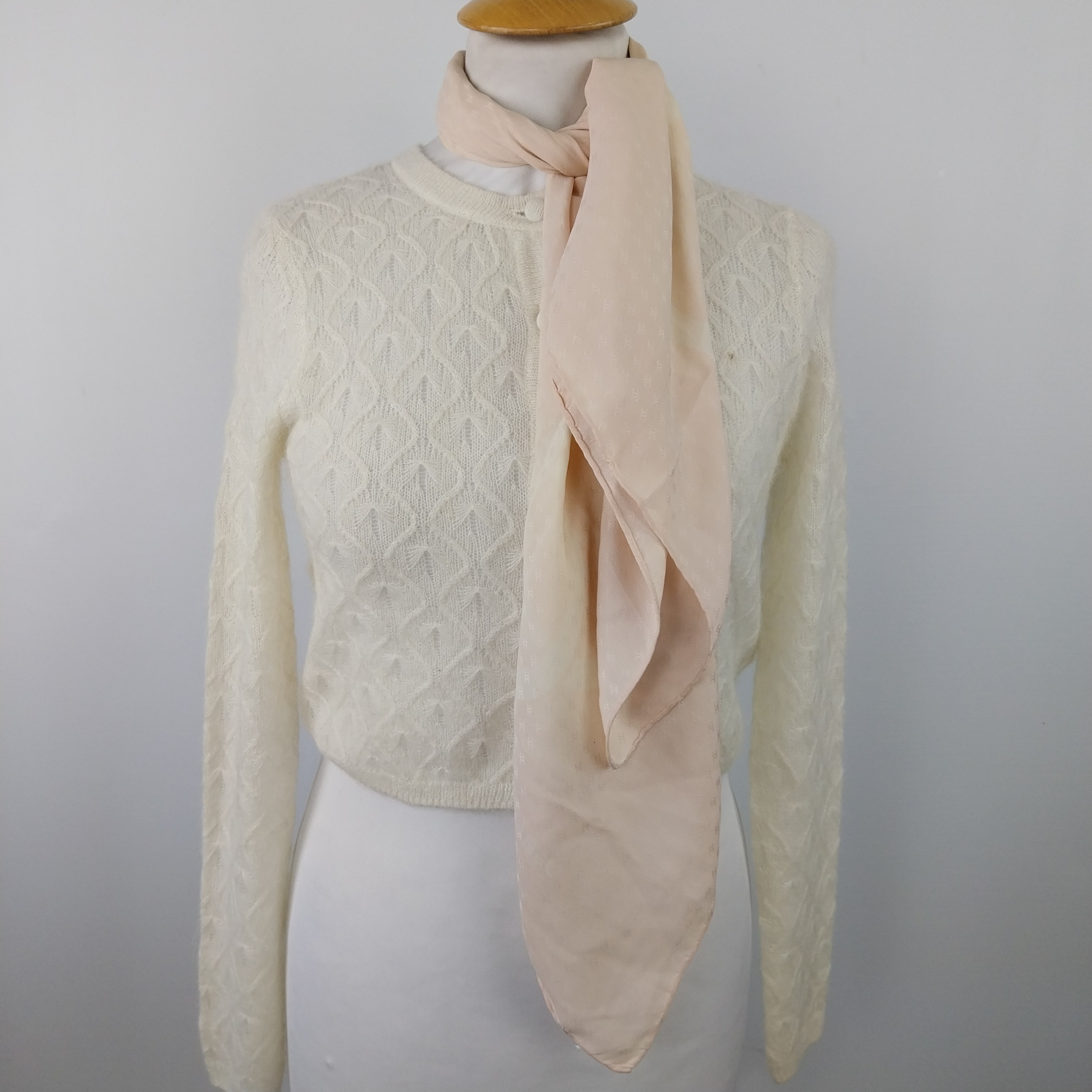 Voir photo 2 de Foulard en soi - CHANEL Foulard en soi - CHANEL Bon état reconditionné photo 2