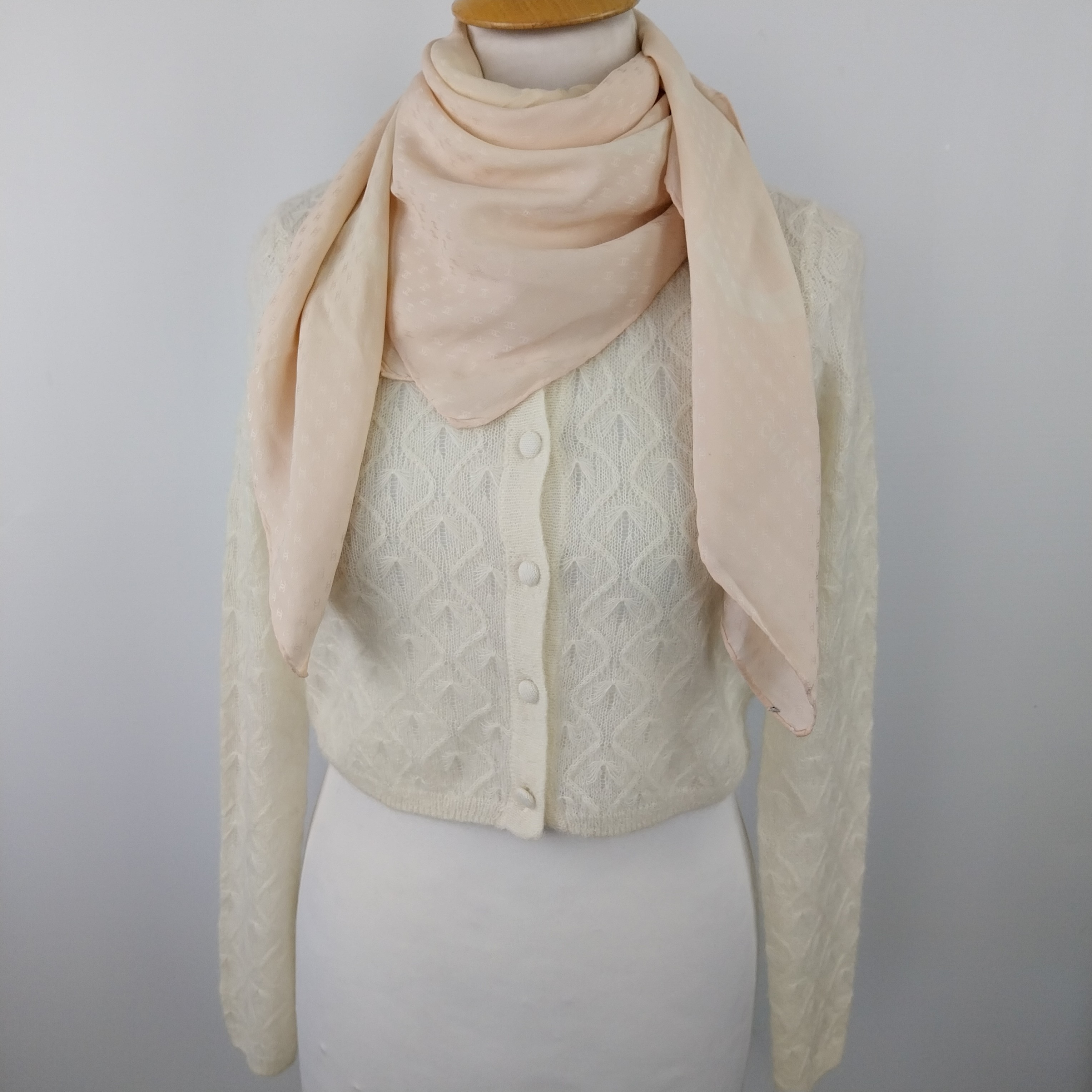 Voir photo 4 de Foulard en soi - CHANEL Foulard en soi - CHANEL Bon état reconditionné photo 4